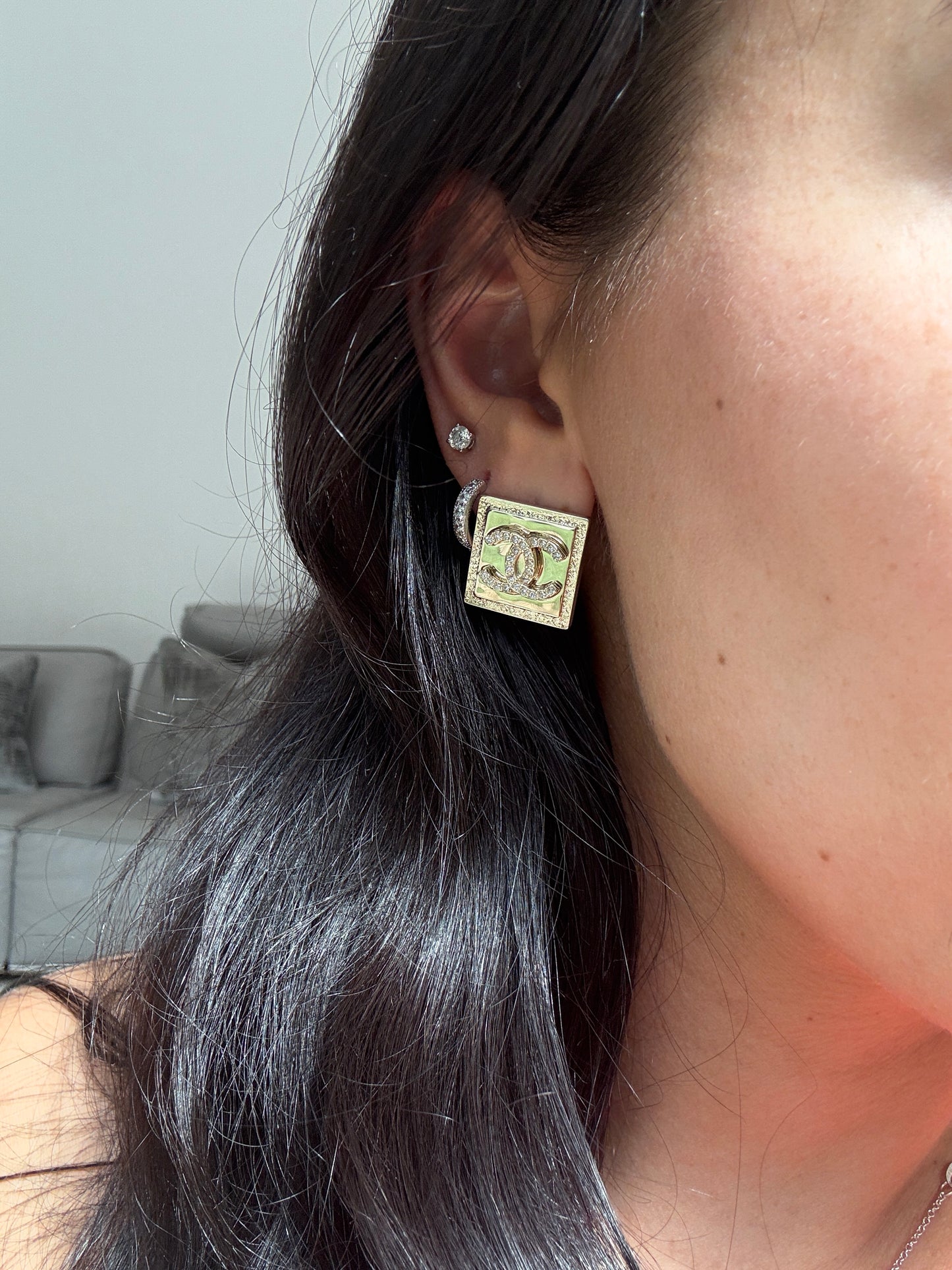 2023P CHANEL RUNWAY SQUARE GOLD TONE CC LOGO WHITE CRYSTALS EARRINGS STUDS STUD