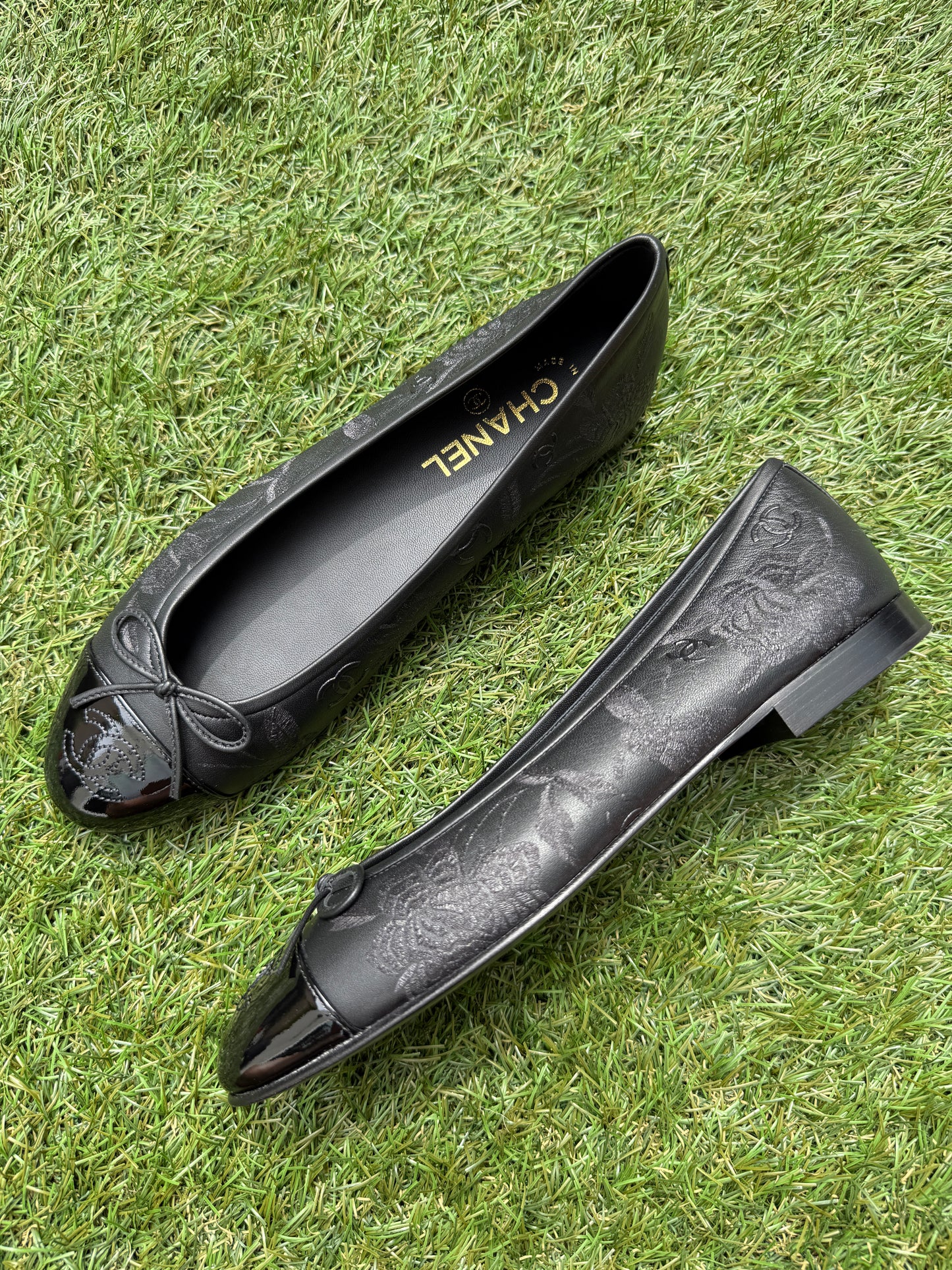 CHANEL CC LOGO STAMPED EMBOSSED CAMELLIA BLACK LEATHER BALLET BALLERINA FLATS SHOES
