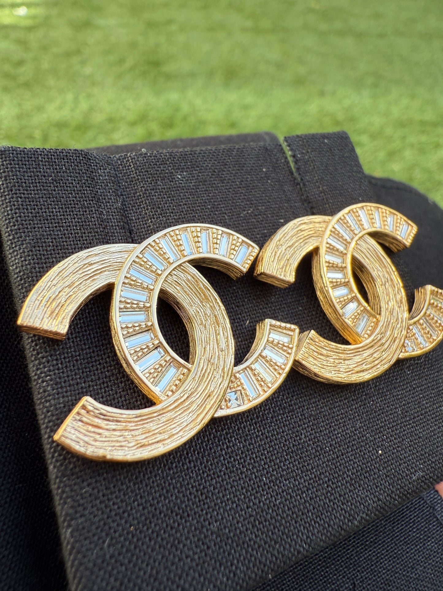 CHANEL 24S BRUSHED DORE GOLD TONE CC LOGO BAGUETTE CRYSTALS STUDS EARRINGS