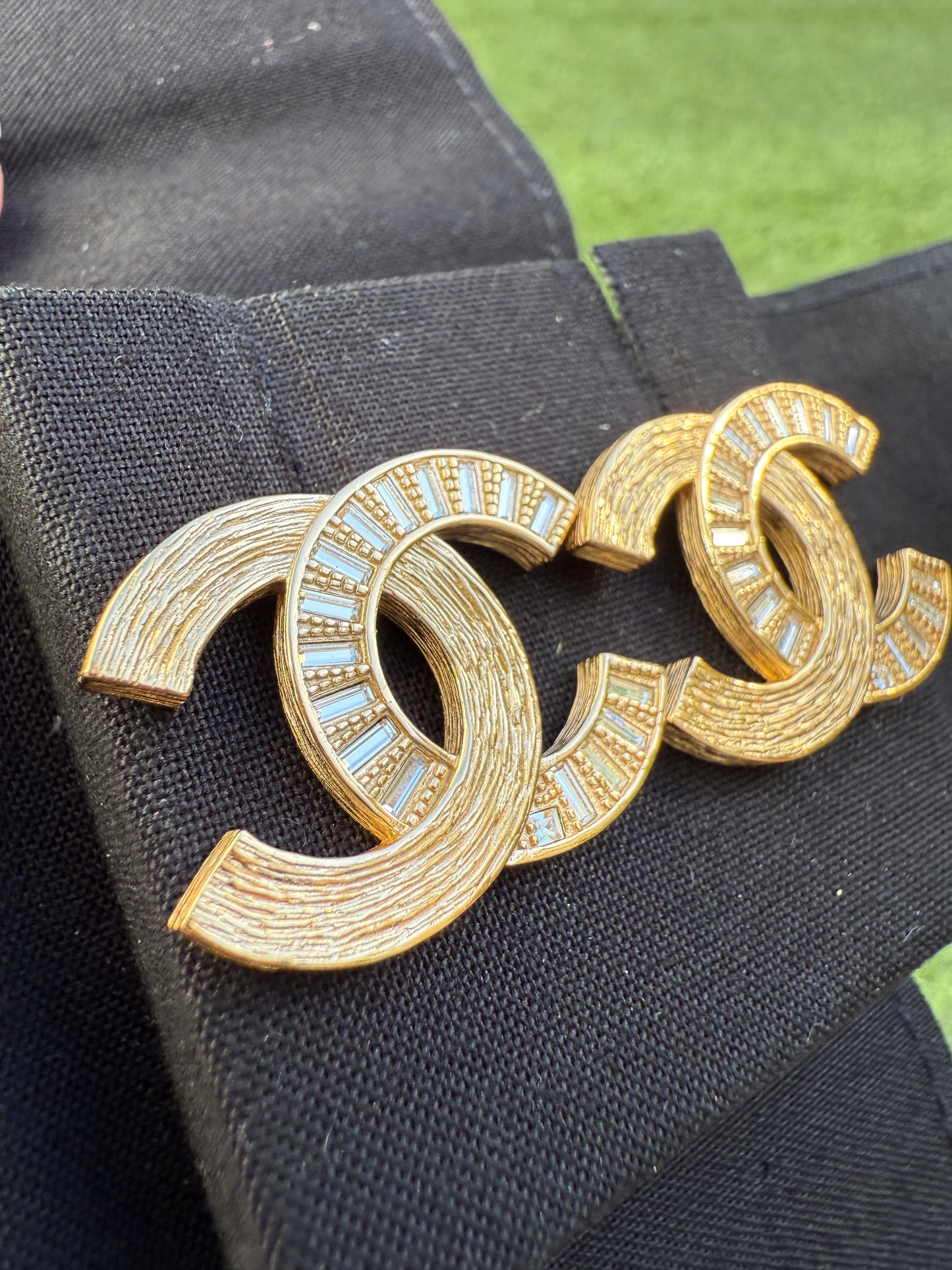 CHANEL 24S BRUSHED DORE GOLD TONE CC LOGO BAGUETTE CRYSTALS STUDS EARRINGS