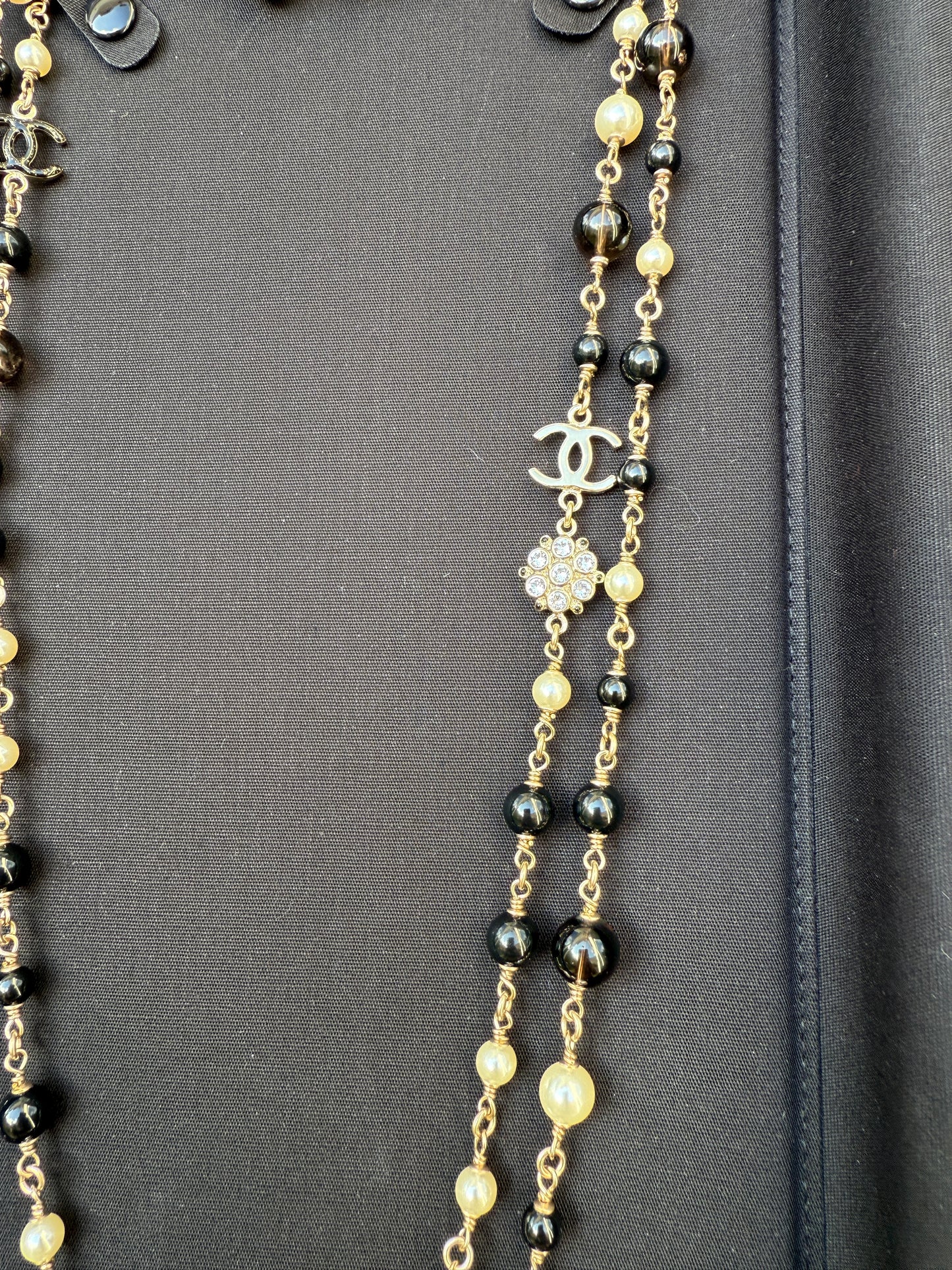 CHANEL 2019B GOLDEN TONE CC LOGO WHITE/BLACK PEARLS CRYSTAL BALLS LONG NECKLACE