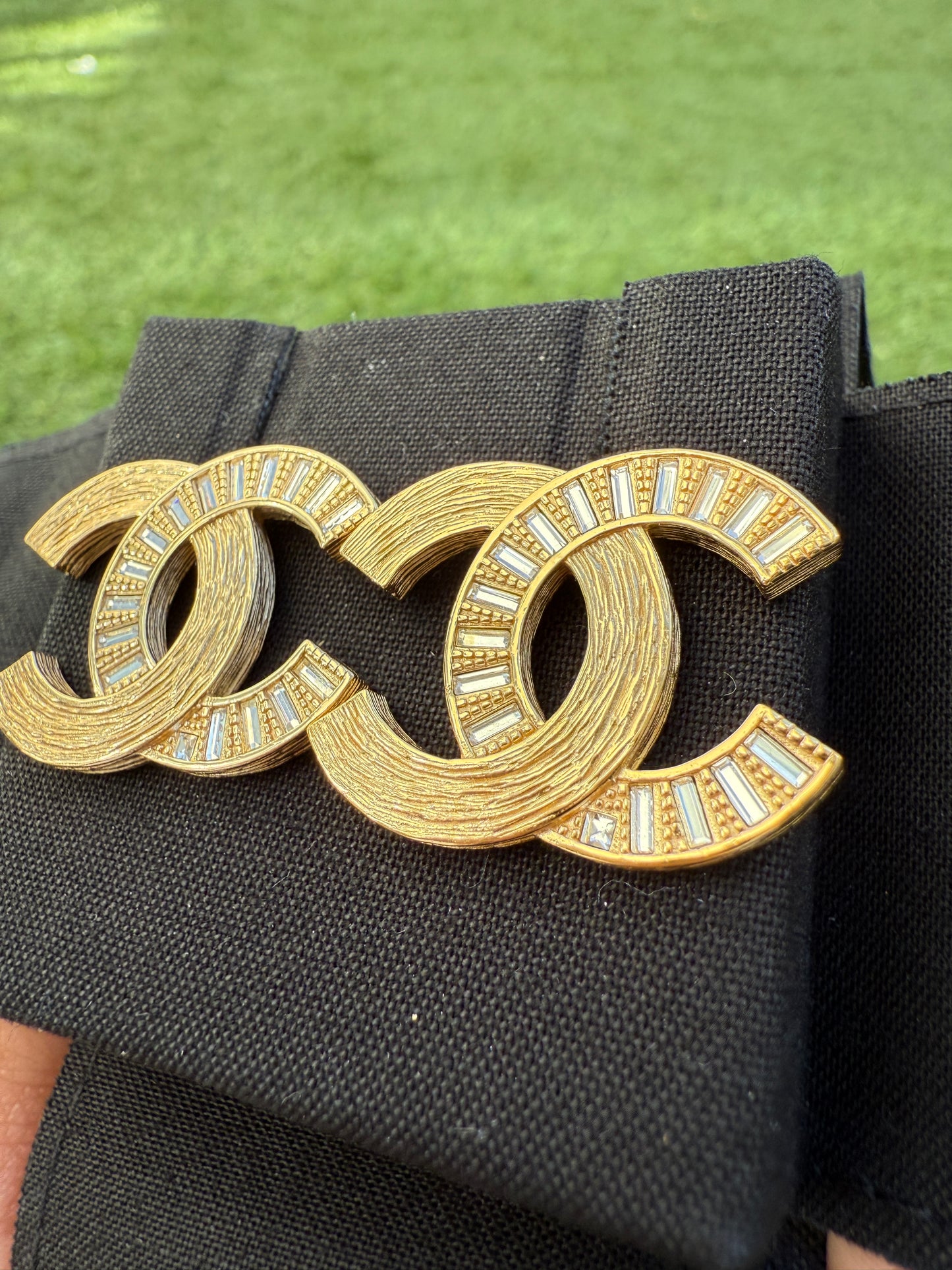 CHANEL 24S BRUSHED DORE GOLD TONE CC LOGO BAGUETTE CRYSTALS STUDS EARRINGS