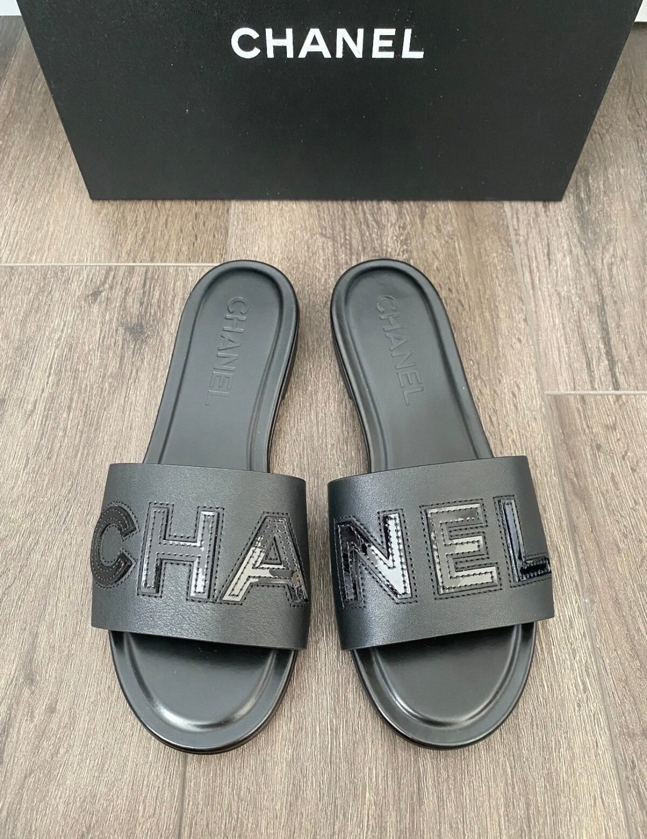 2023 CHANEL CHA NEL LOGO BLACK LEATHER FLAT SHOES SLIDES MULES