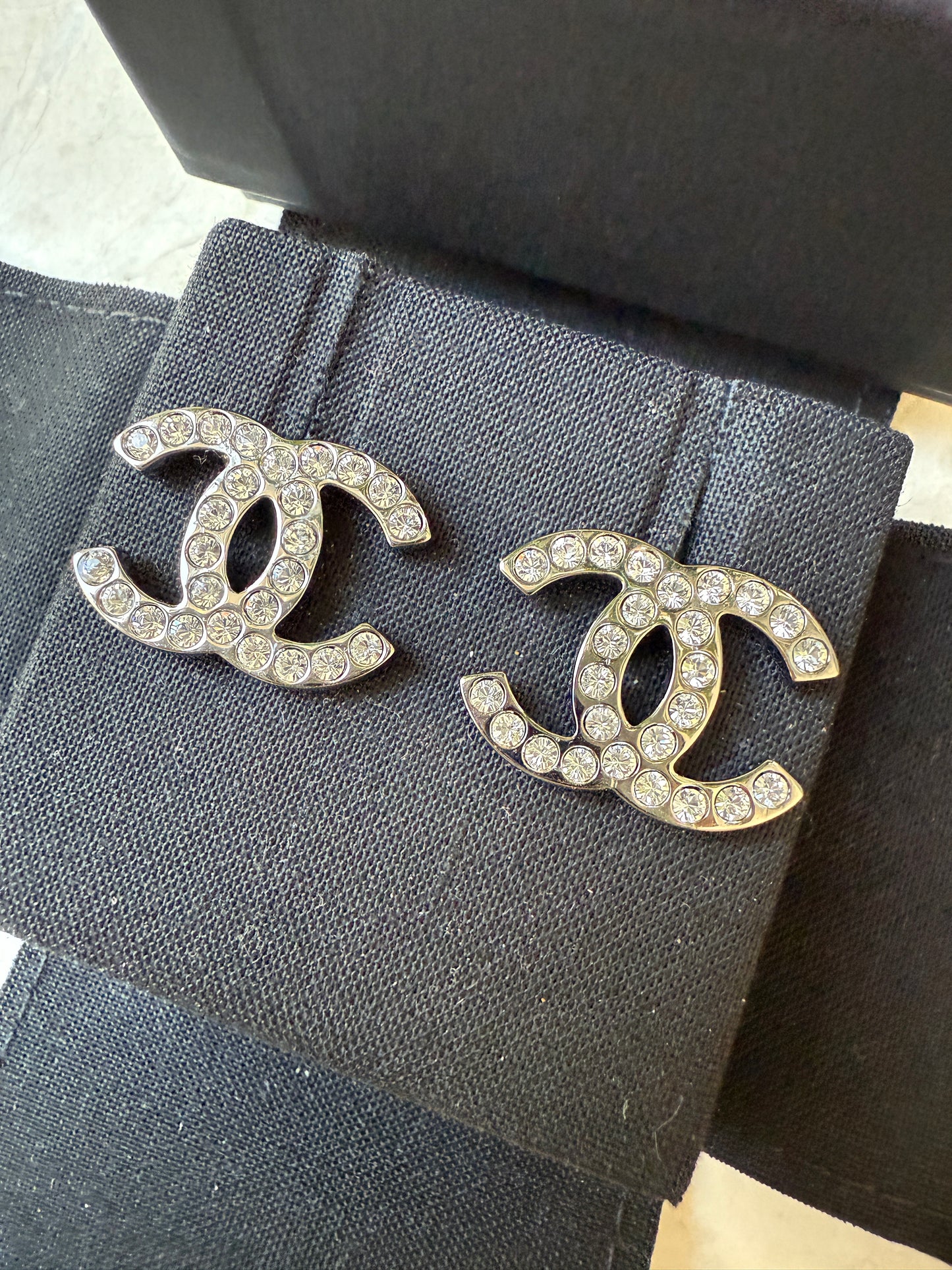 2017K CHANEL CLASSIC DARK SILVER RUTHENIUM GUNMETAL CC LOGO EARRINGS WHITE CRYSTALS STUDS