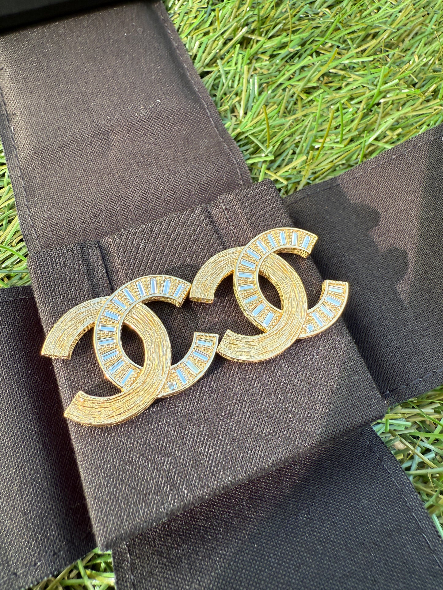 CHANEL 24S BRUSHED DORE GOLD TONE CC LOGO BAGUETTE CRYSTALS STUDS EARRINGS