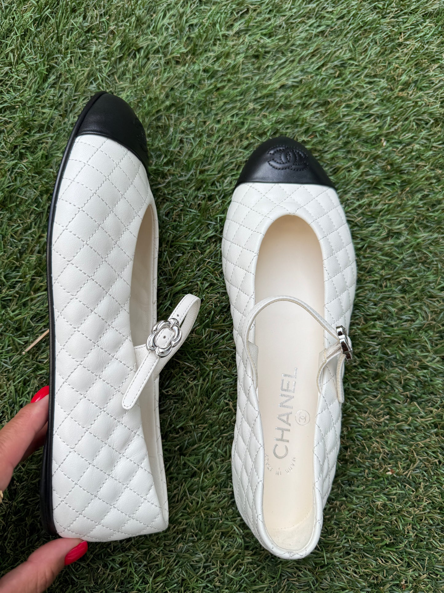 2025 CHANEL CC LOGO WHITE LEATHER MARYJANE BALLET BALLERINA FLATS SHOES SILVER BUCKLE QUILTED