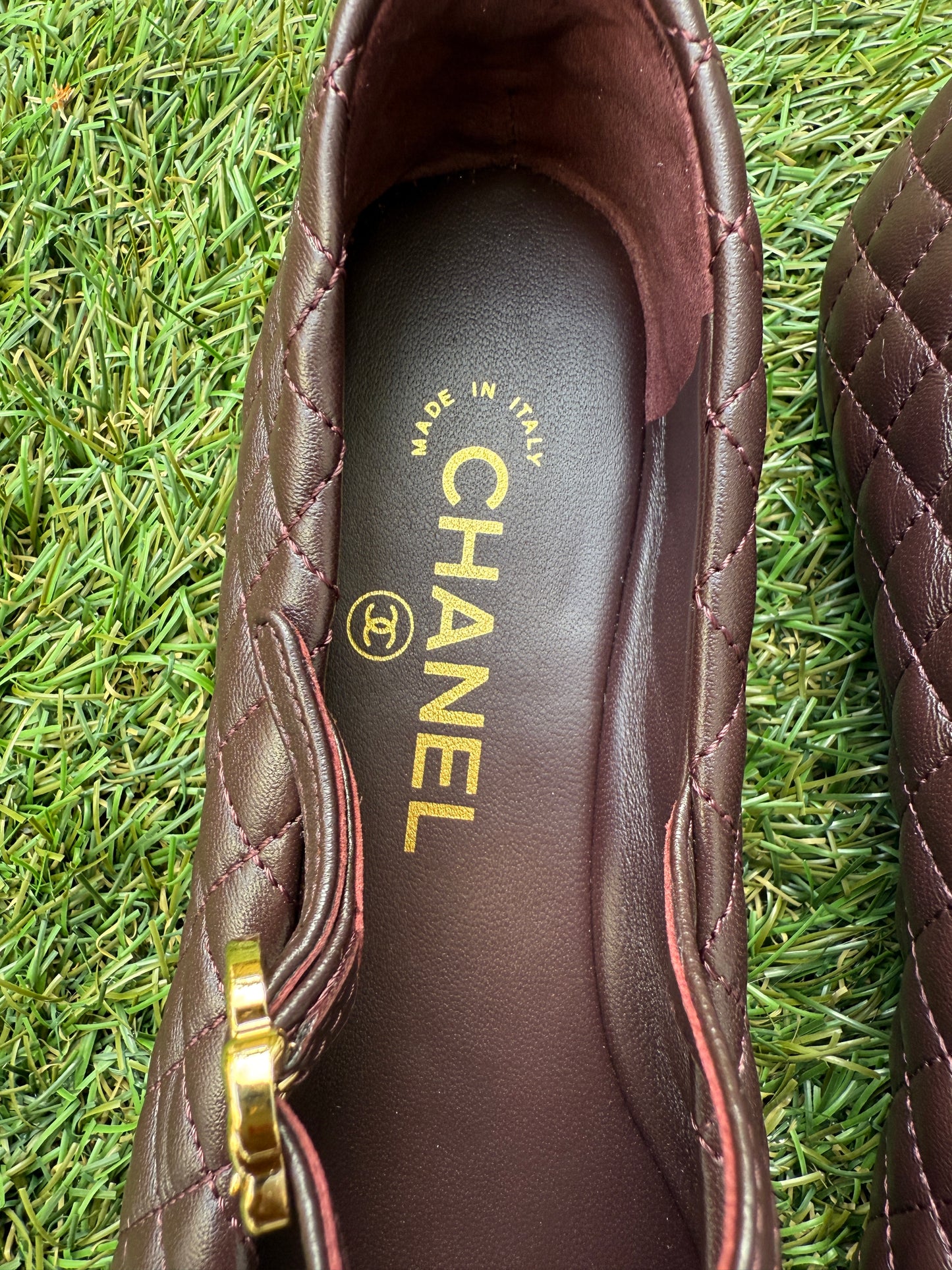 2025 CHANEL CC LOGO BURGUNDY BROWN LEATHER MARYJANE BALLET BALLERINA FLATS SHOES GOLD BUCKLE QUILTED CAP TOE