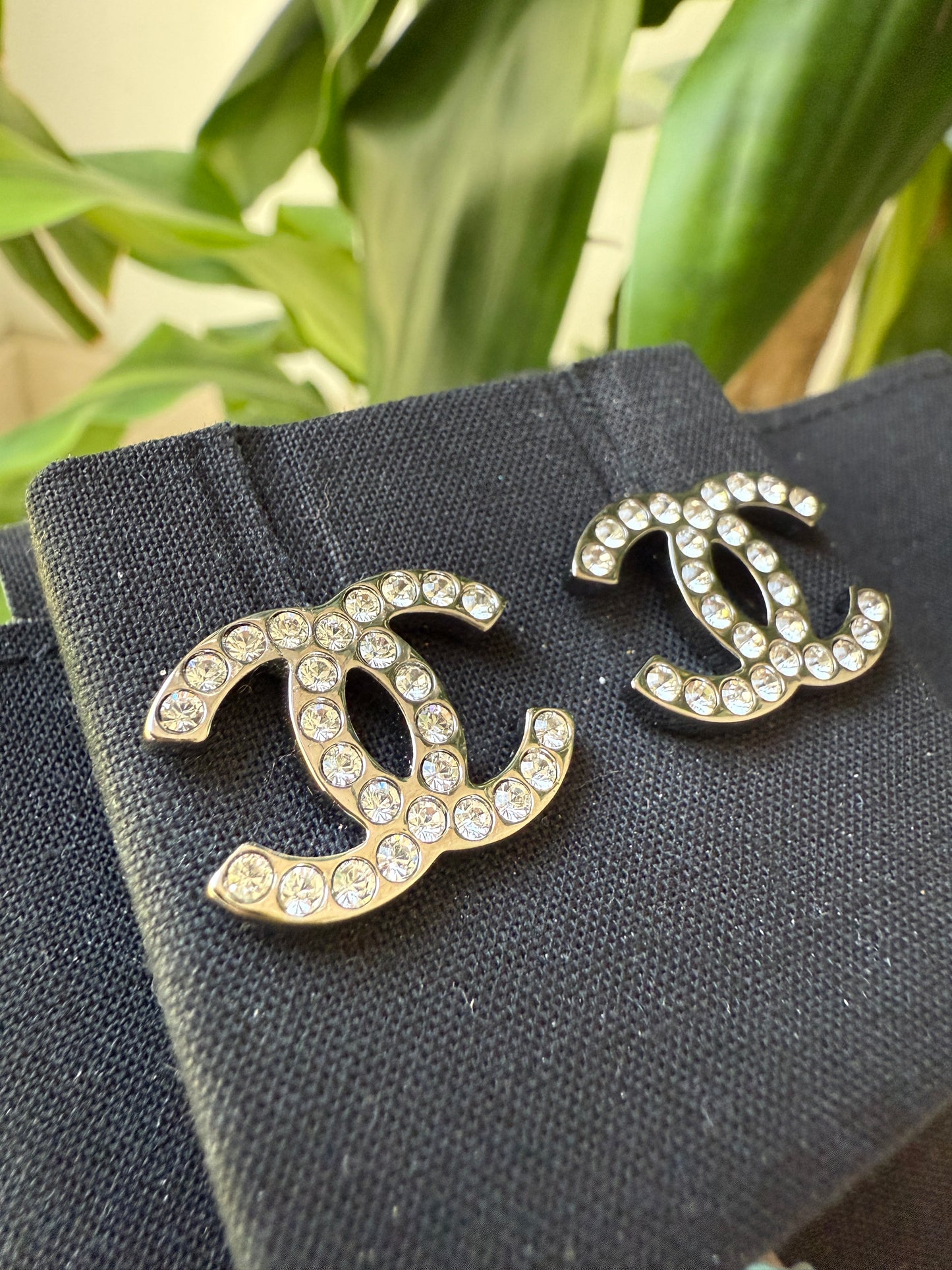 2017K CHANEL CLASSIC DARK SILVER RUTHENIUM GUNMETAL CC LOGO EARRINGS WHITE CRYSTALS STUDS