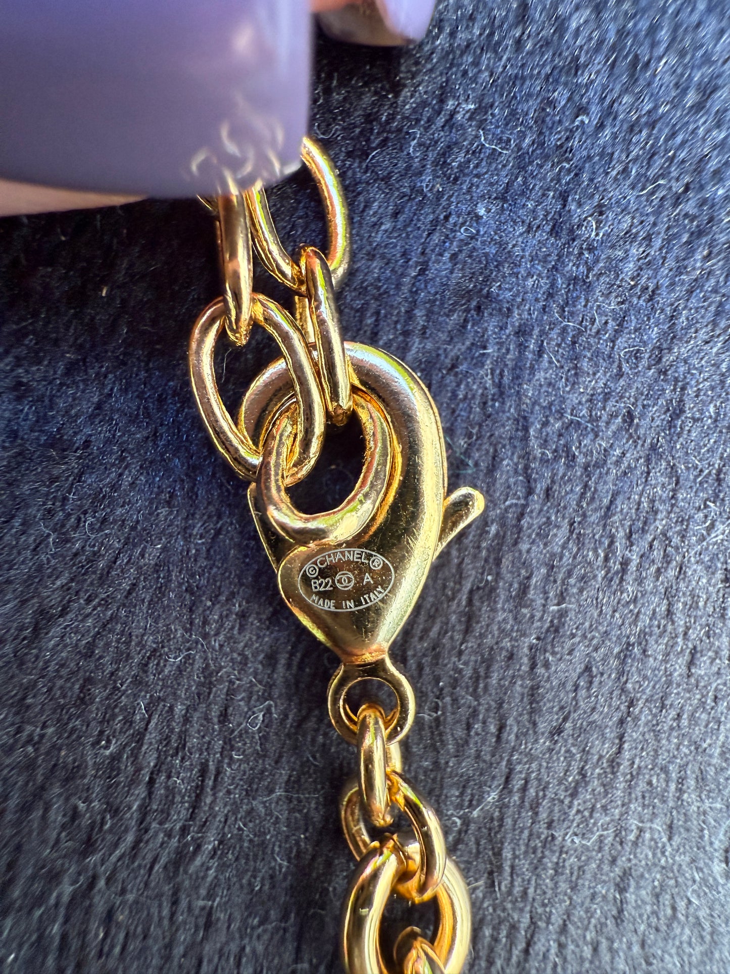 CHANEL 22A GOLD TONE LARGE CC LOGO PENDANT LION PEARL DROP CHARM CHAIN NECKLACE RUNWAY