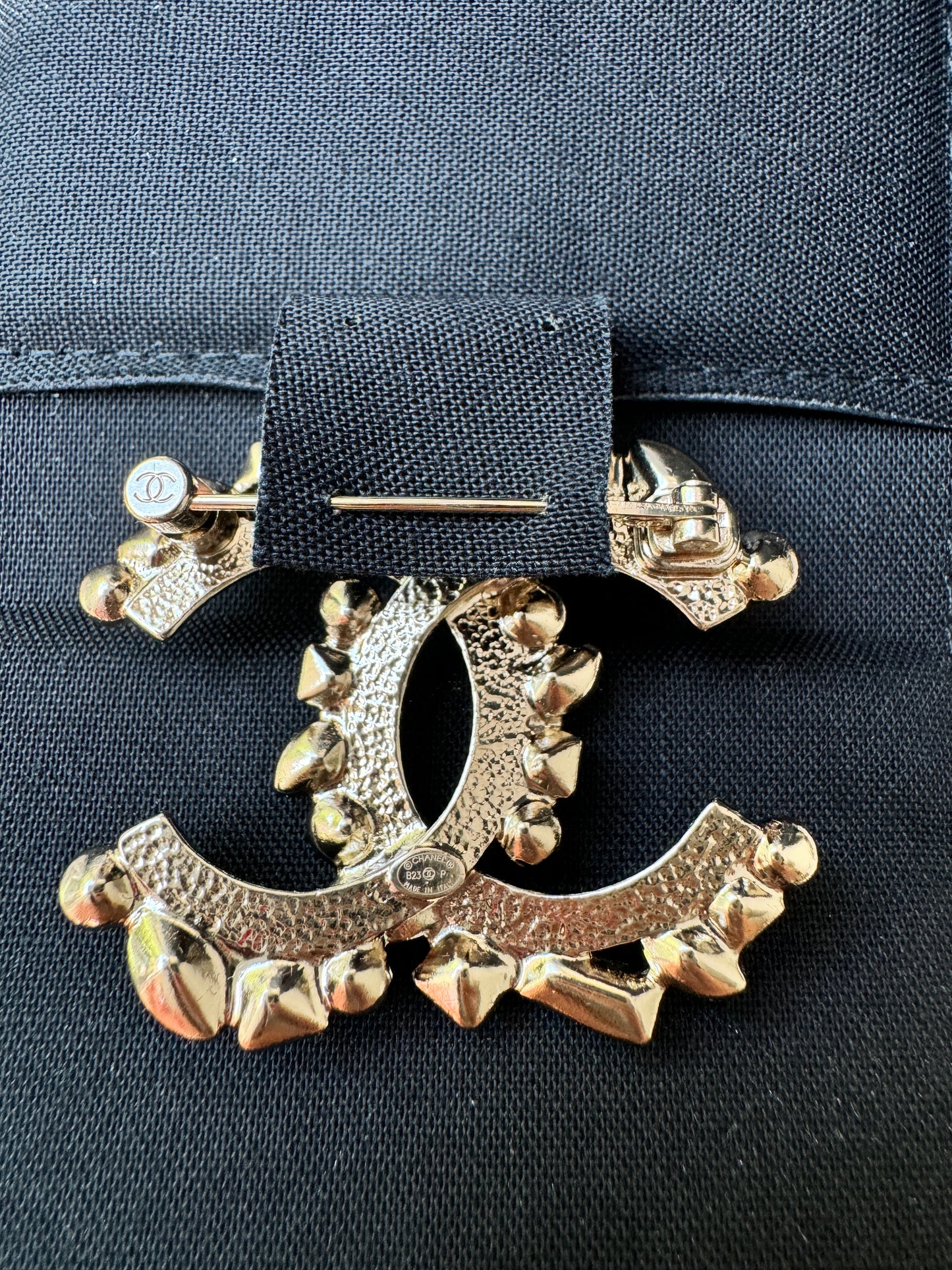 CHANEL 23P CLASSIC GOLD TONE LARGE CC LOGO CRYSTAL BAGUETTE BROOCH PIN