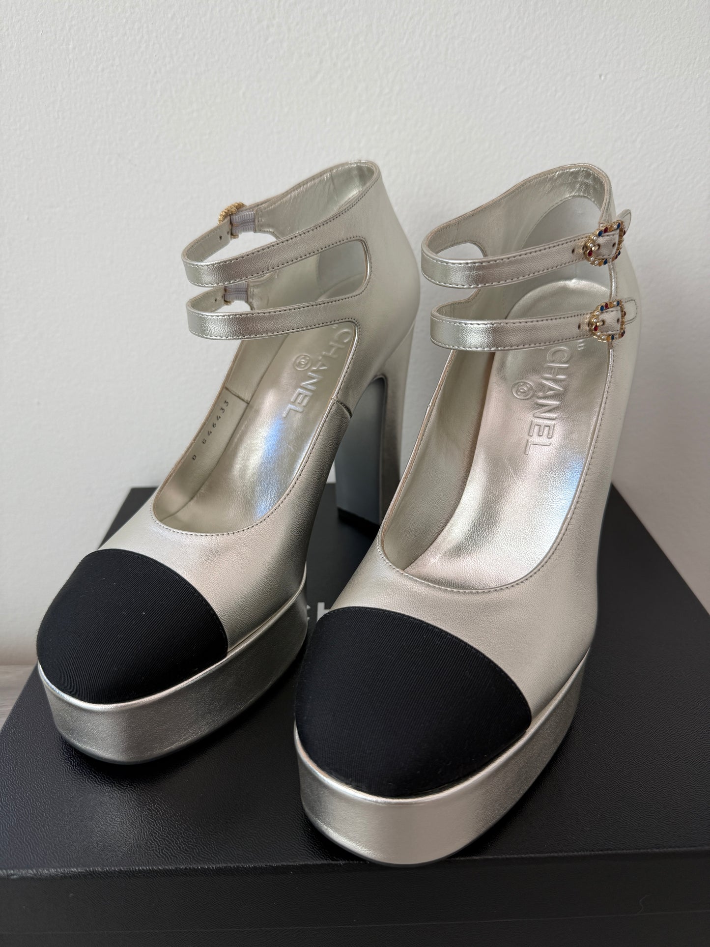 2025 CHANEL BLACK CC LOGO CAPTOE SILVER LEATHER MARYJANE HEELS PLATFORM PUPMS