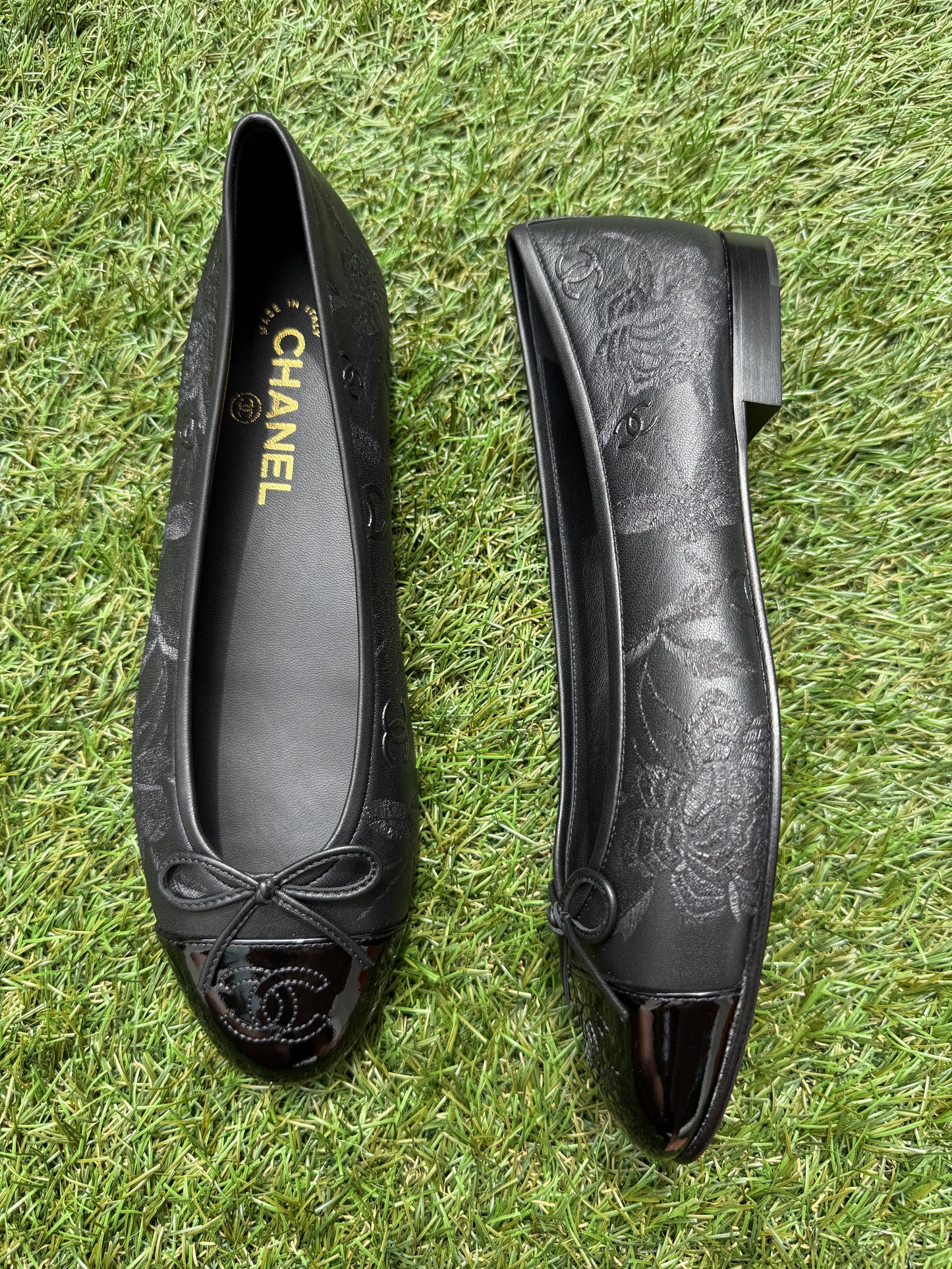 CHANEL CC LOGO STAMPED EMBOSSED CAMELLIA BLACK LEATHER BALLET BALLERINA FLATS SHOES