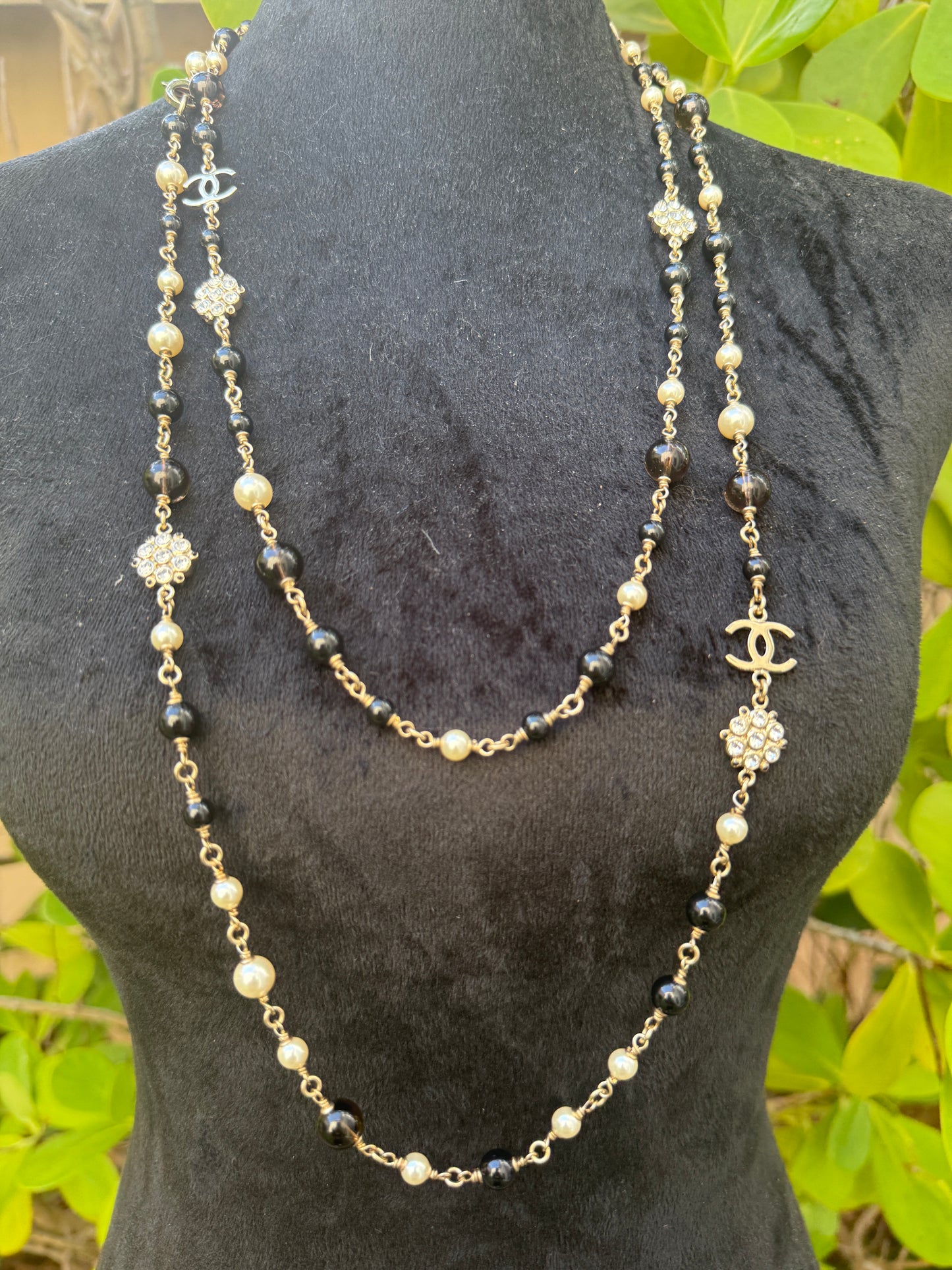 CHANEL 2019B GOLDEN TONE CC LOGO WHITE/BLACK PEARLS CRYSTAL BALLS LONG NECKLACE