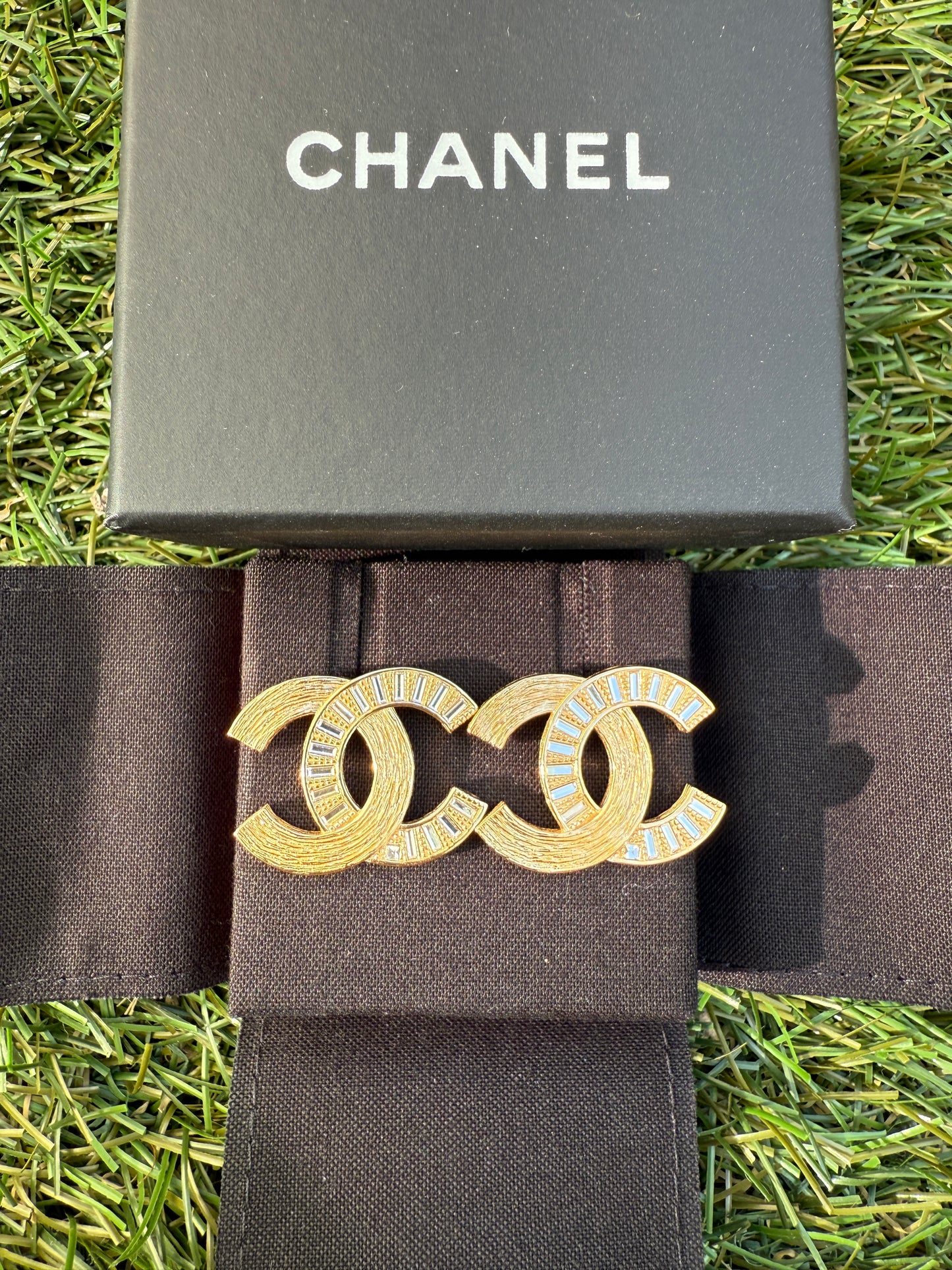 CHANEL 24S BRUSHED DORE GOLD TONE CC LOGO BAGUETTE CRYSTALS STUDS EARRINGS