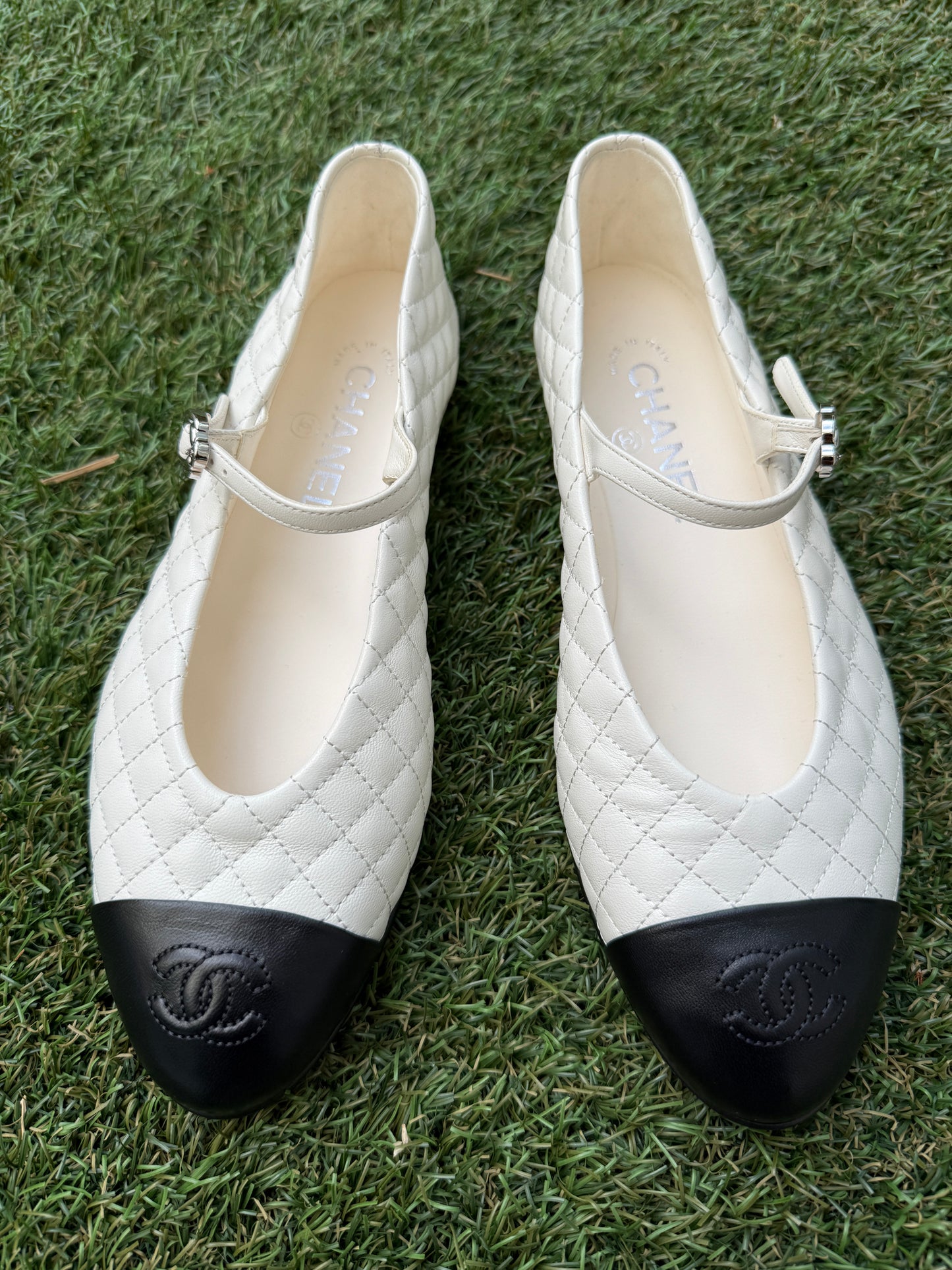 2025 CHANEL CC LOGO WHITE LEATHER MARYJANE BALLET BALLERINA FLATS SHOES SILVER BUCKLE QUILTED