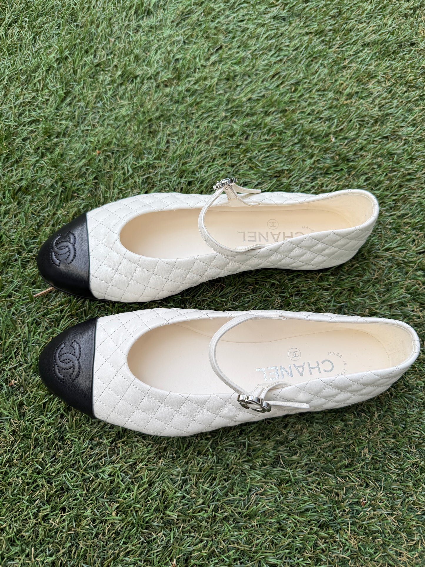 2025 CHANEL CC LOGO WHITE LEATHER MARYJANE BALLET BALLERINA FLATS SHOES SILVER BUCKLE QUILTED