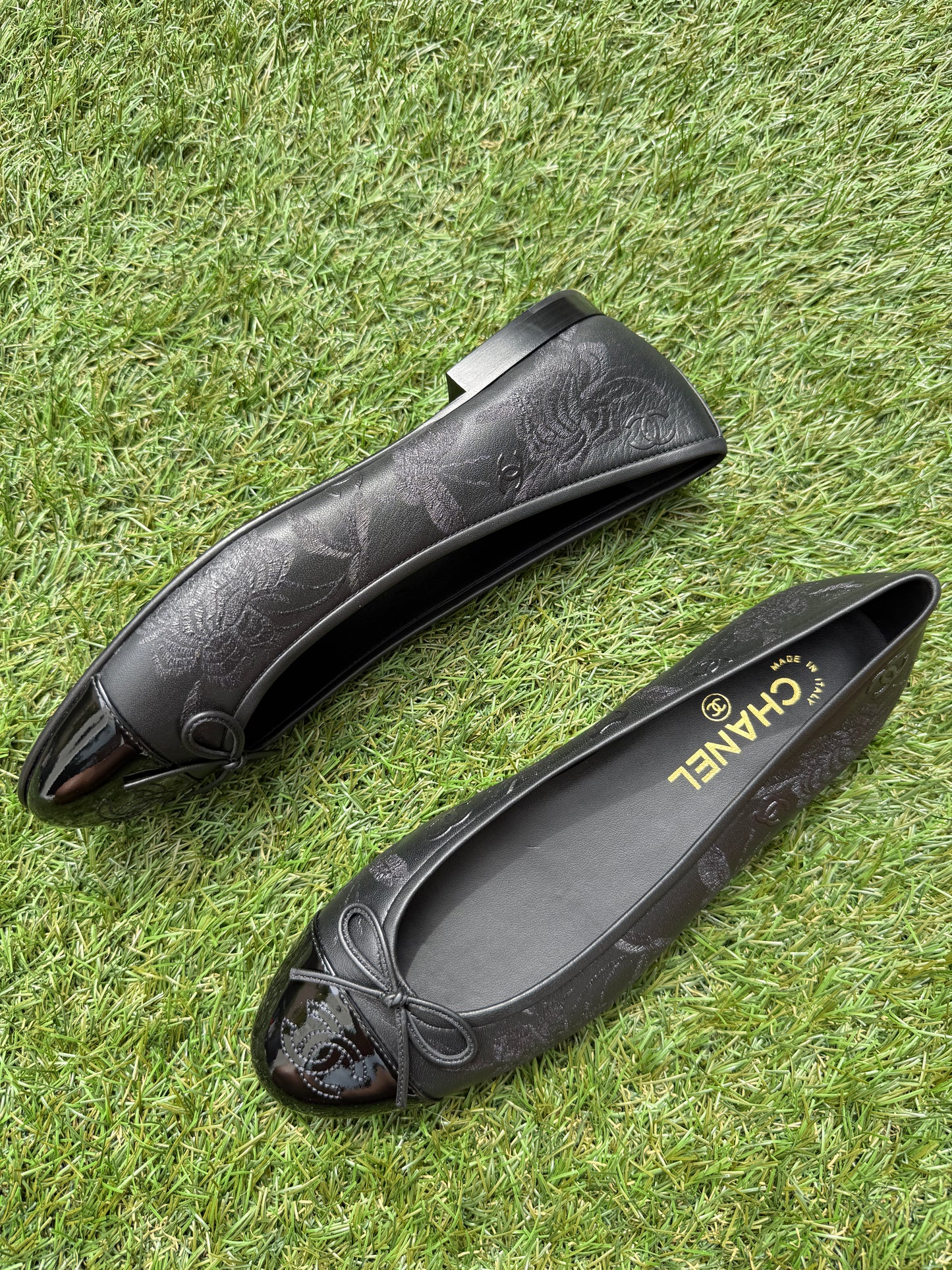 CHANEL CC LOGO STAMPED EMBOSSED CAMELLIA BLACK LEATHER BALLET BALLERINA FLATS SHOES
