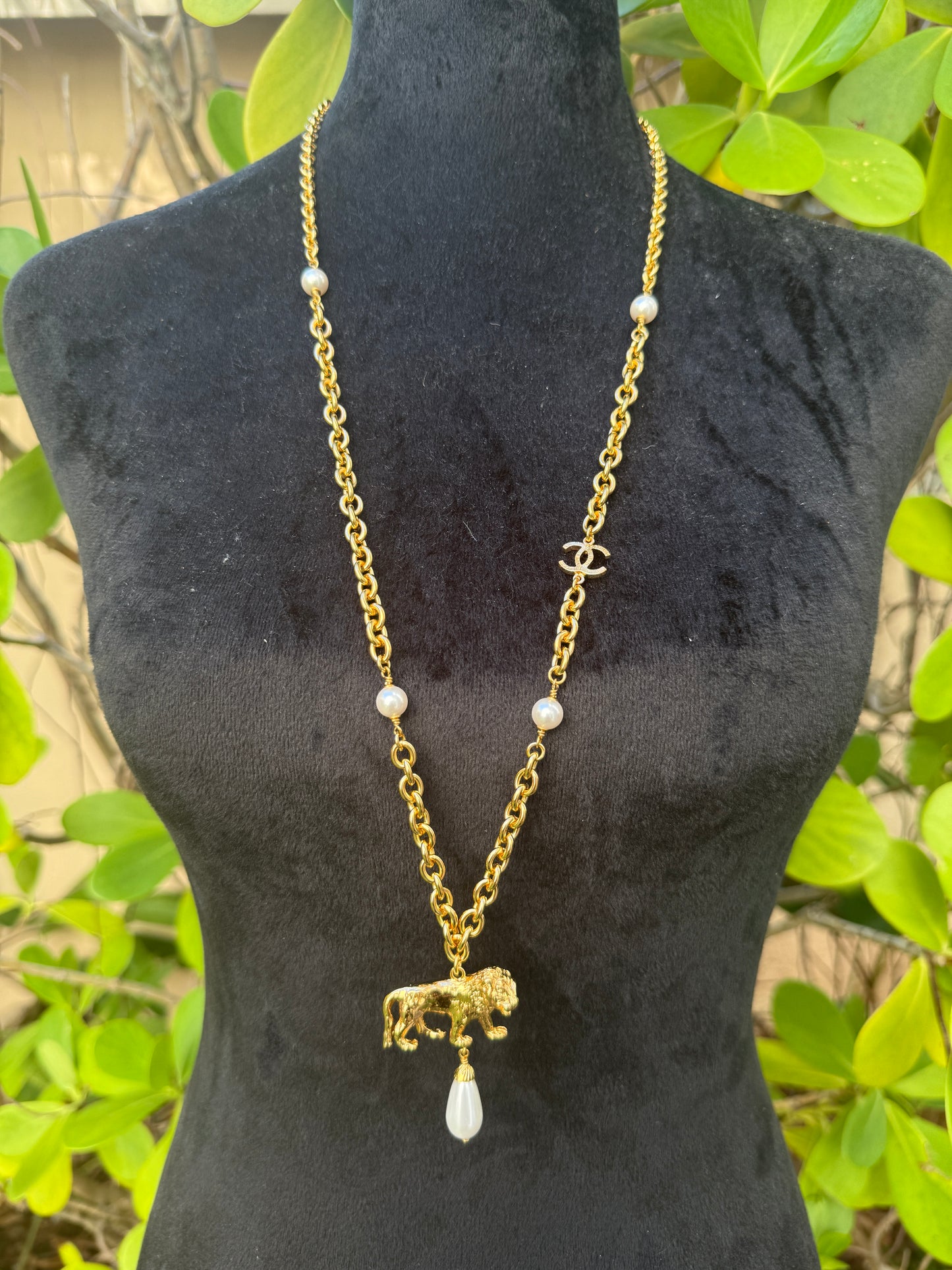 CHANEL 22A GOLD TONE LARGE CC LOGO PENDANT LION PEARL DROP CHARM CHAIN NECKLACE RUNWAY