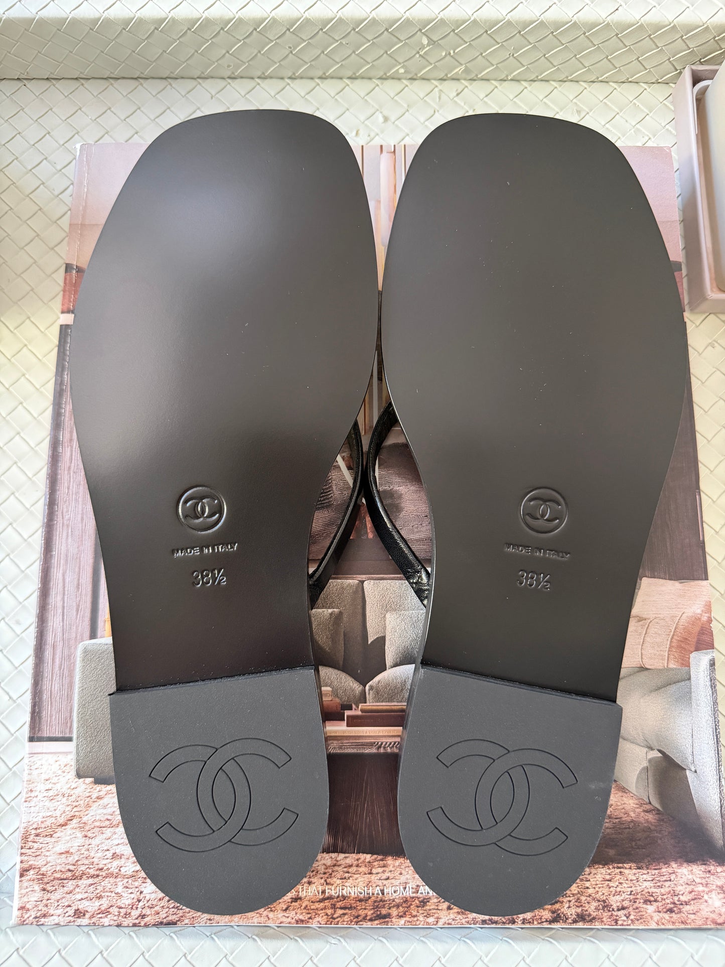 Chanel 2026 MÉTIERS D’ART Black Leather Gold CC Logo Flip Flops Slides Flat Sandals Thongs