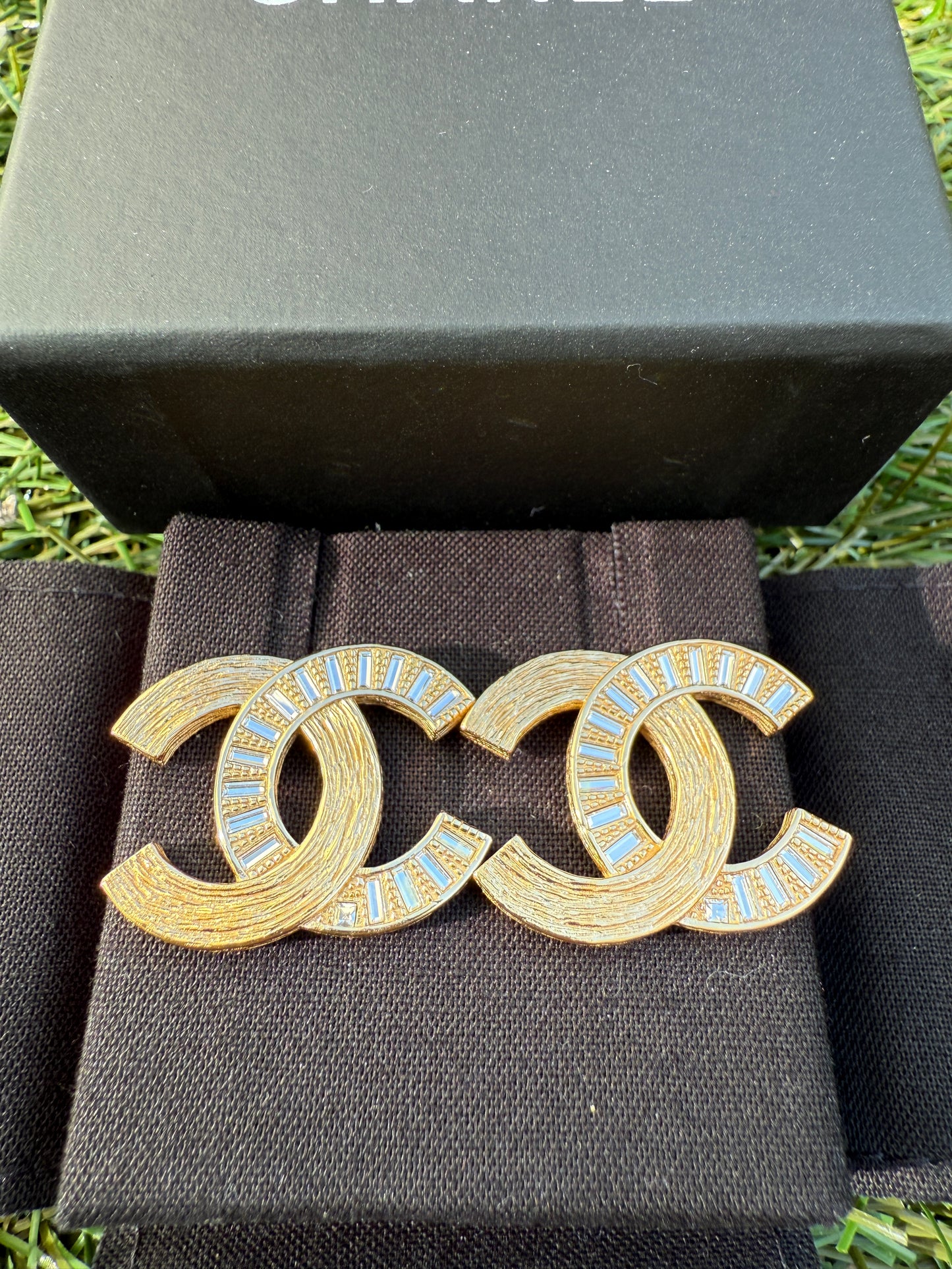 CHANEL 24S BRUSHED DORE GOLD TONE CC LOGO BAGUETTE CRYSTALS STUDS EARRINGS