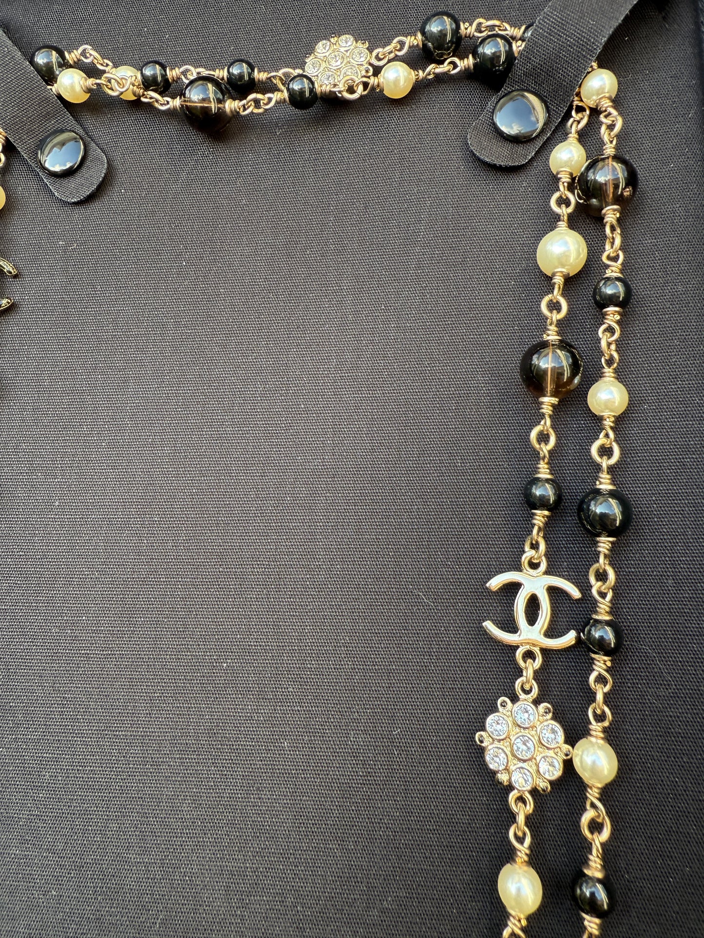 CHANEL 2019B GOLDEN TONE CC LOGO WHITE/BLACK PEARLS CRYSTAL BALLS LONG NECKLACE