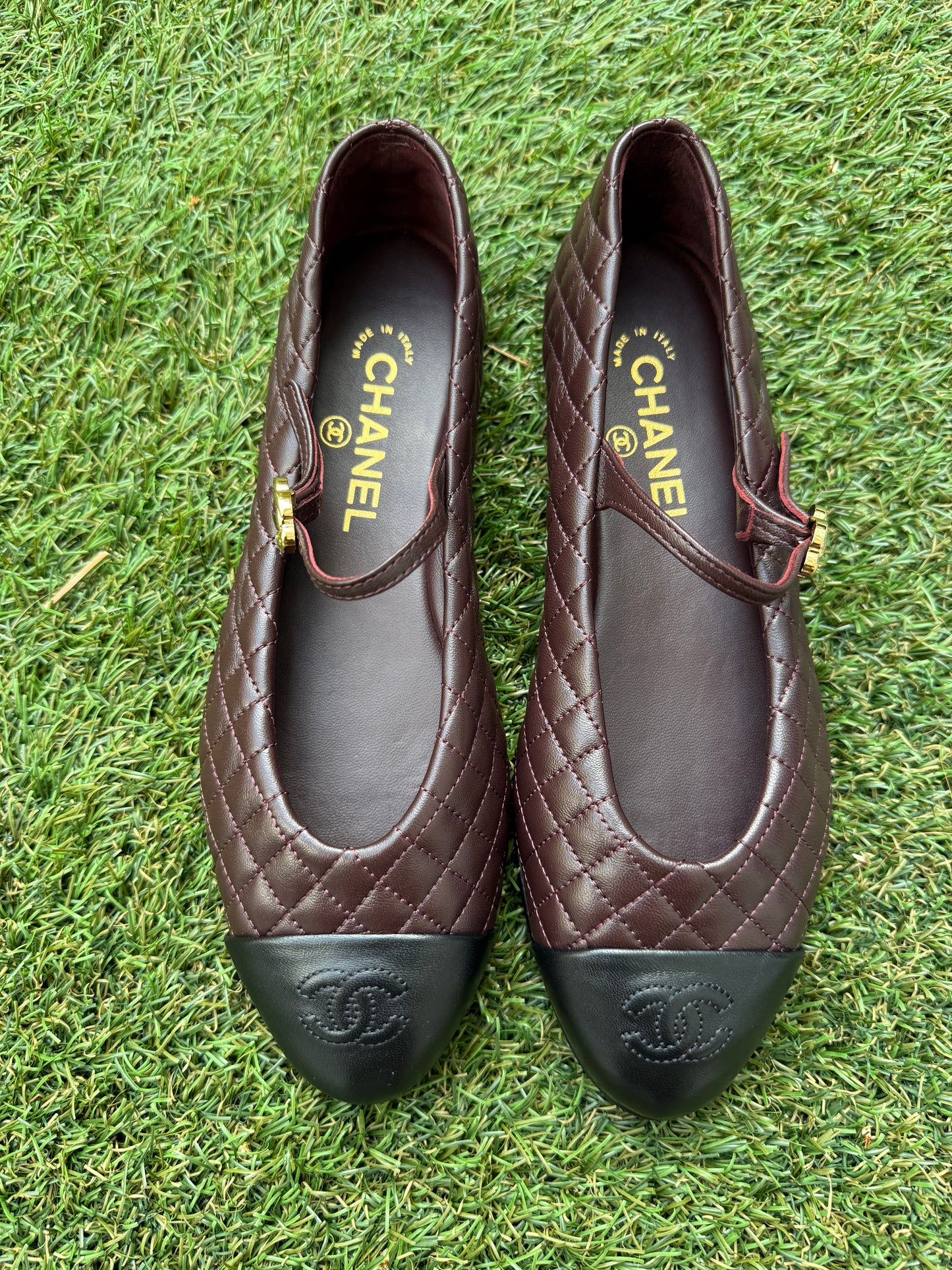2025 CHANEL CC LOGO BURGUNDY BROWN LEATHER MARYJANE BALLET BALLERINA FLATS SHOES GOLD BUCKLE QUILTED CAP TOE