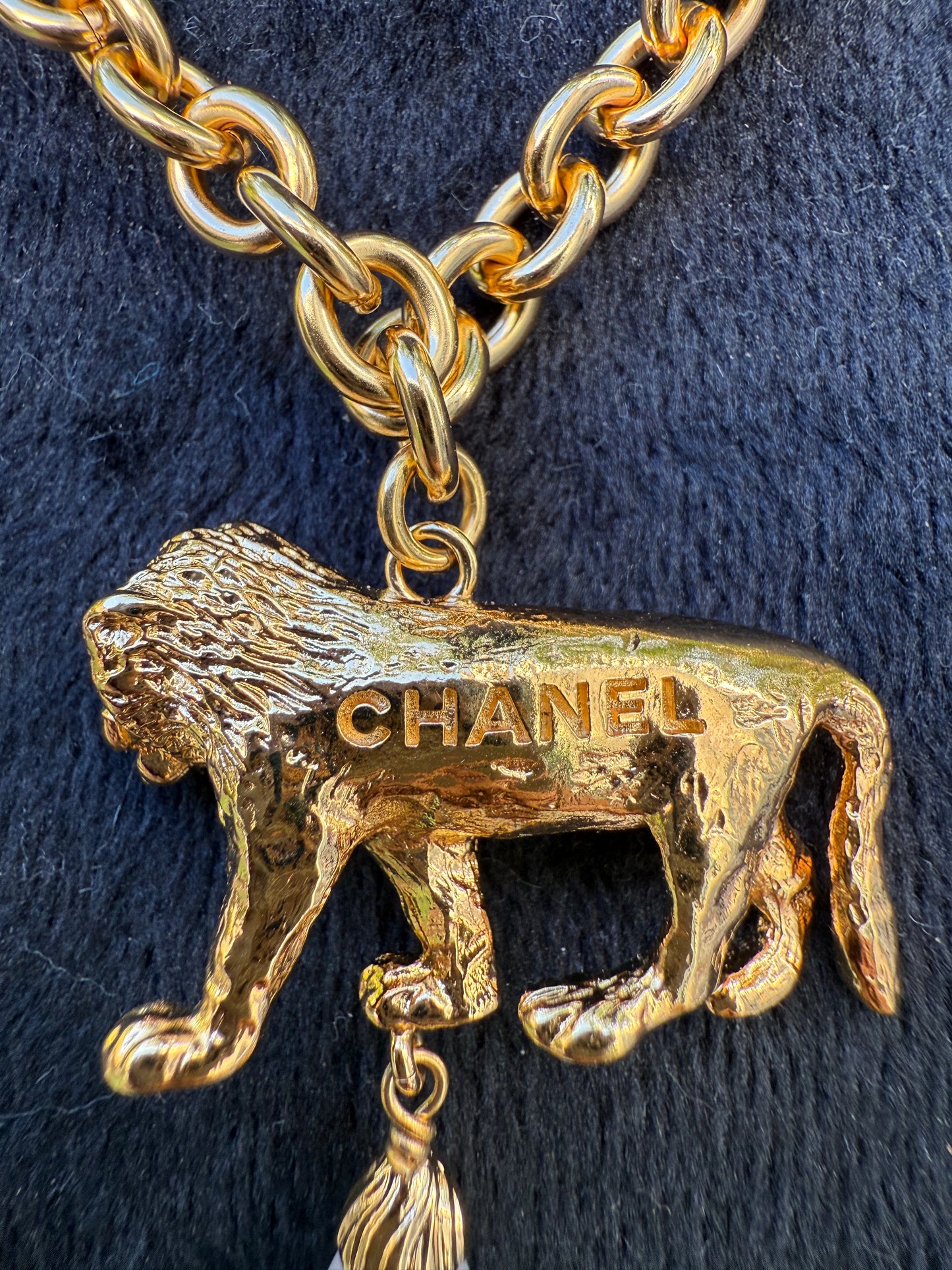 CHANEL 22A GOLD TONE LARGE CC LOGO PENDANT LION PEARL DROP CHARM CHAIN NECKLACE RUNWAY