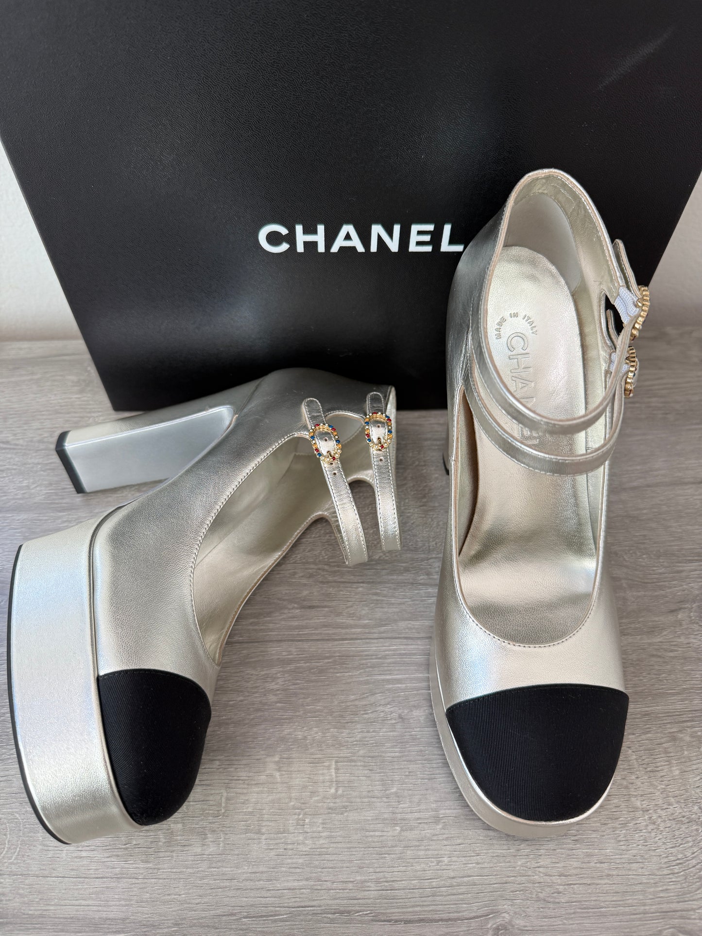 2025 CHANEL BLACK CC LOGO CAPTOE SILVER LEATHER MARYJANE HEELS PLATFORM PUPMS