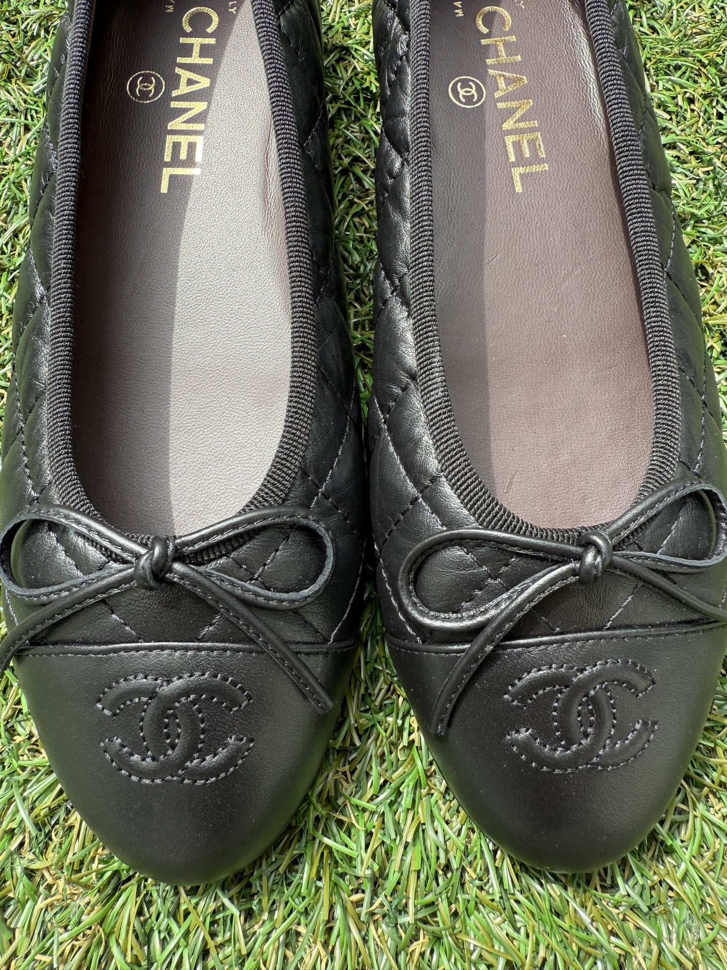 CHANEL CC LOGO BLACK QUILTED LEATHER BALLET BALLERINA FLATS SHOES CAP TOE