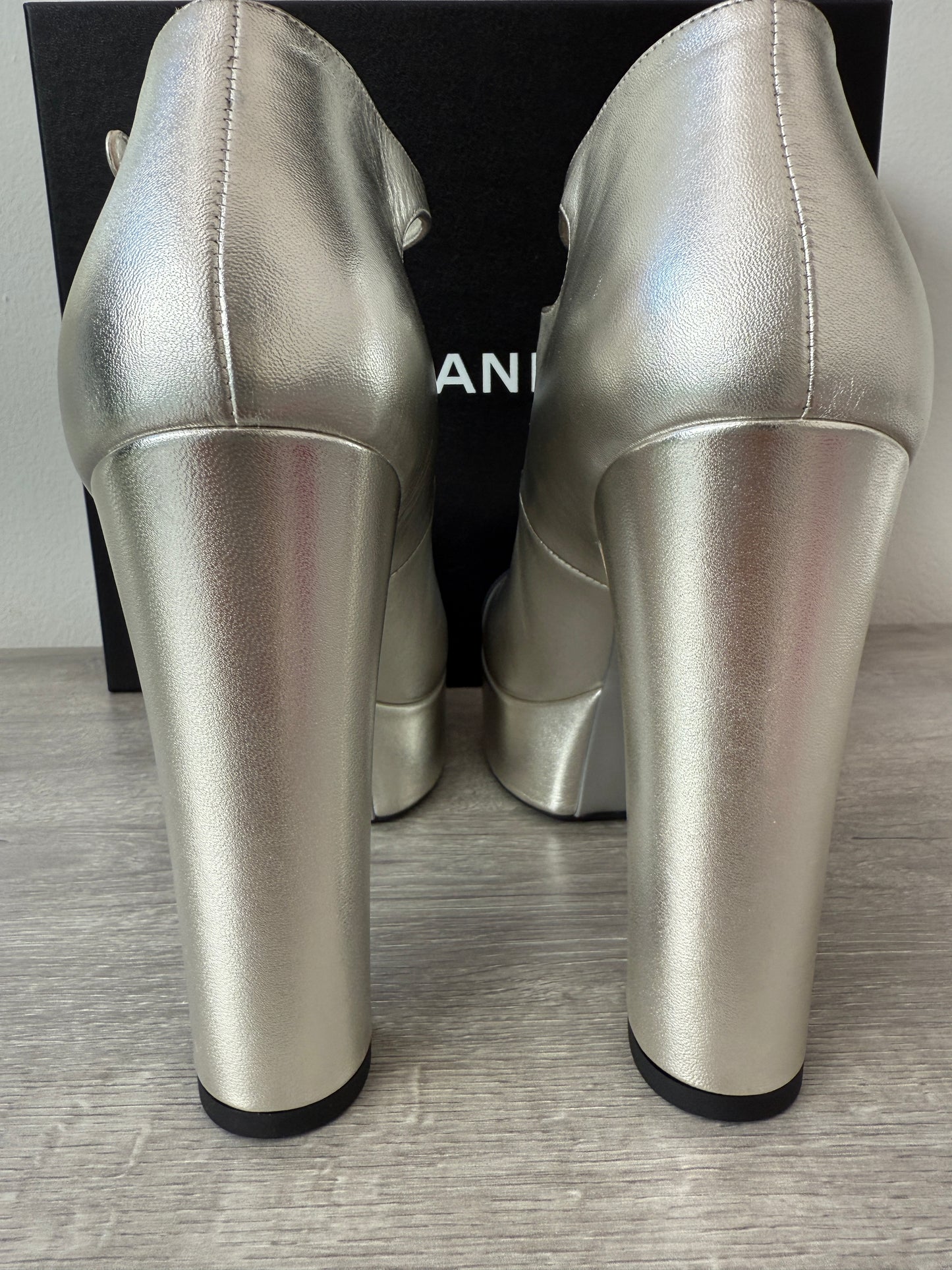 2025 CHANEL BLACK CC LOGO CAPTOE SILVER LEATHER MARYJANE HEELS PLATFORM PUPMS