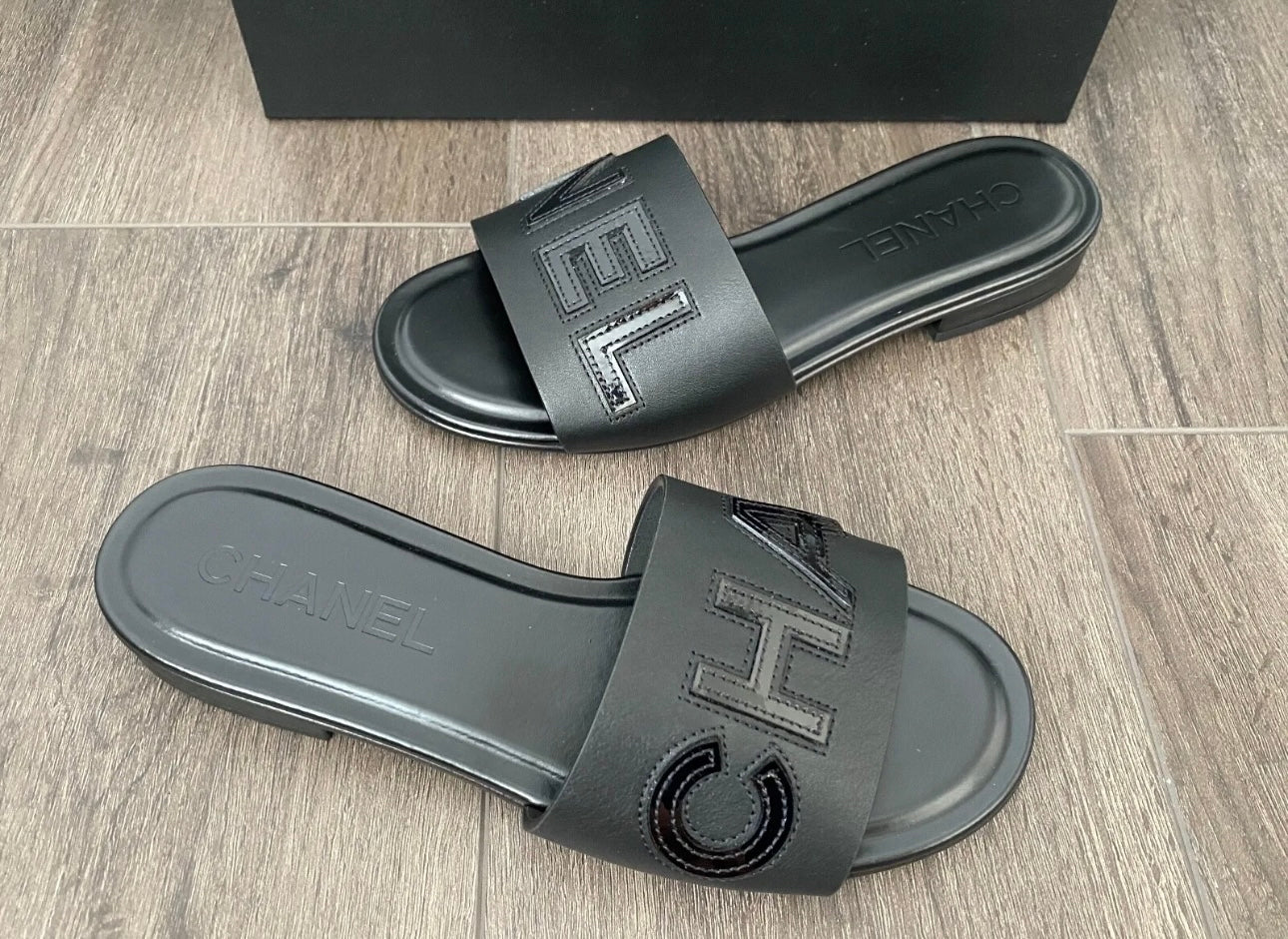 2023 CHANEL CHA NEL LOGO BLACK LEATHER FLAT SHOES SLIDES MULES