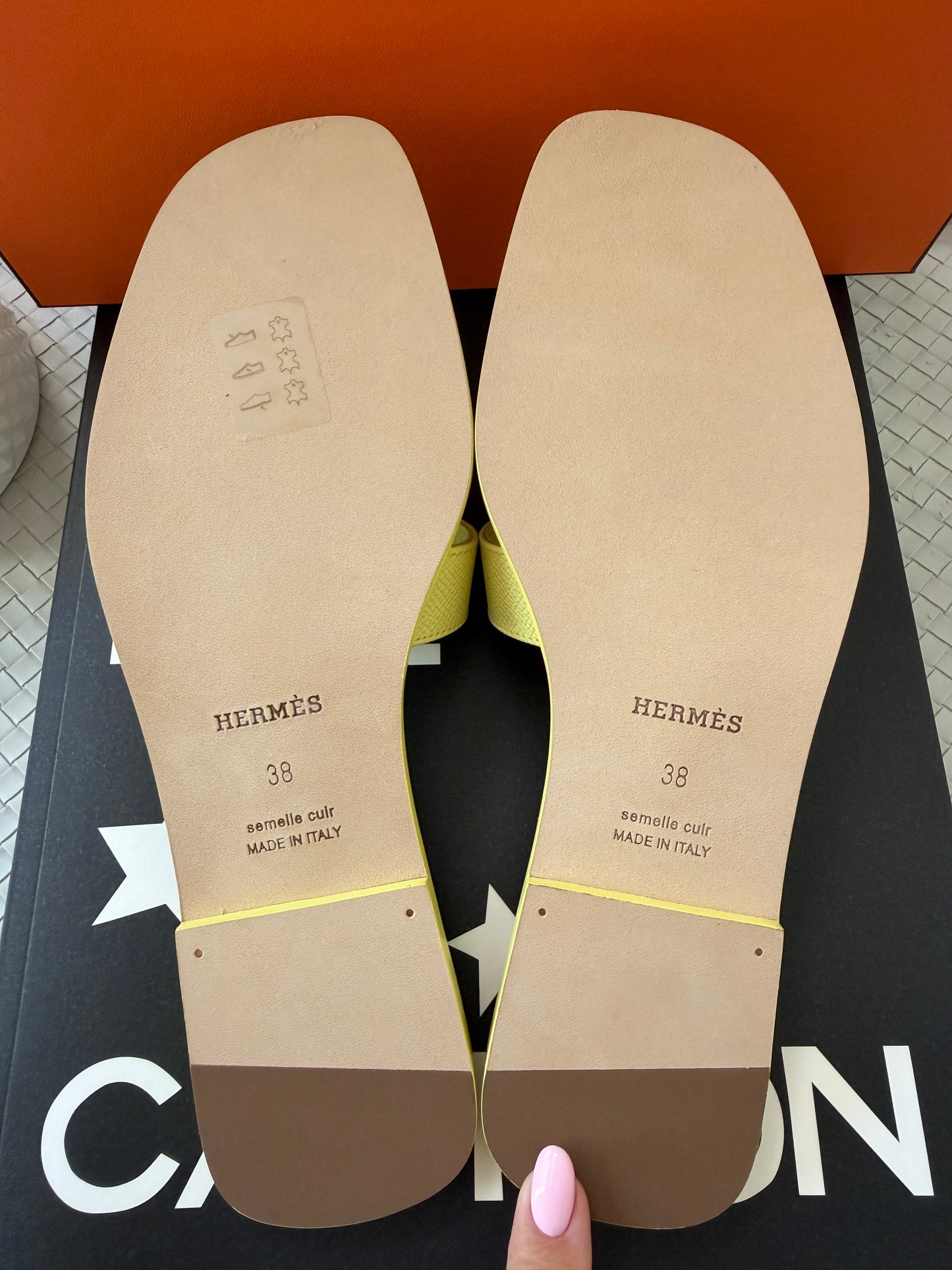HERMES Oran Bright Yellow Jaune D'orge Epsom Leather Logo Sandals Flats Mules
