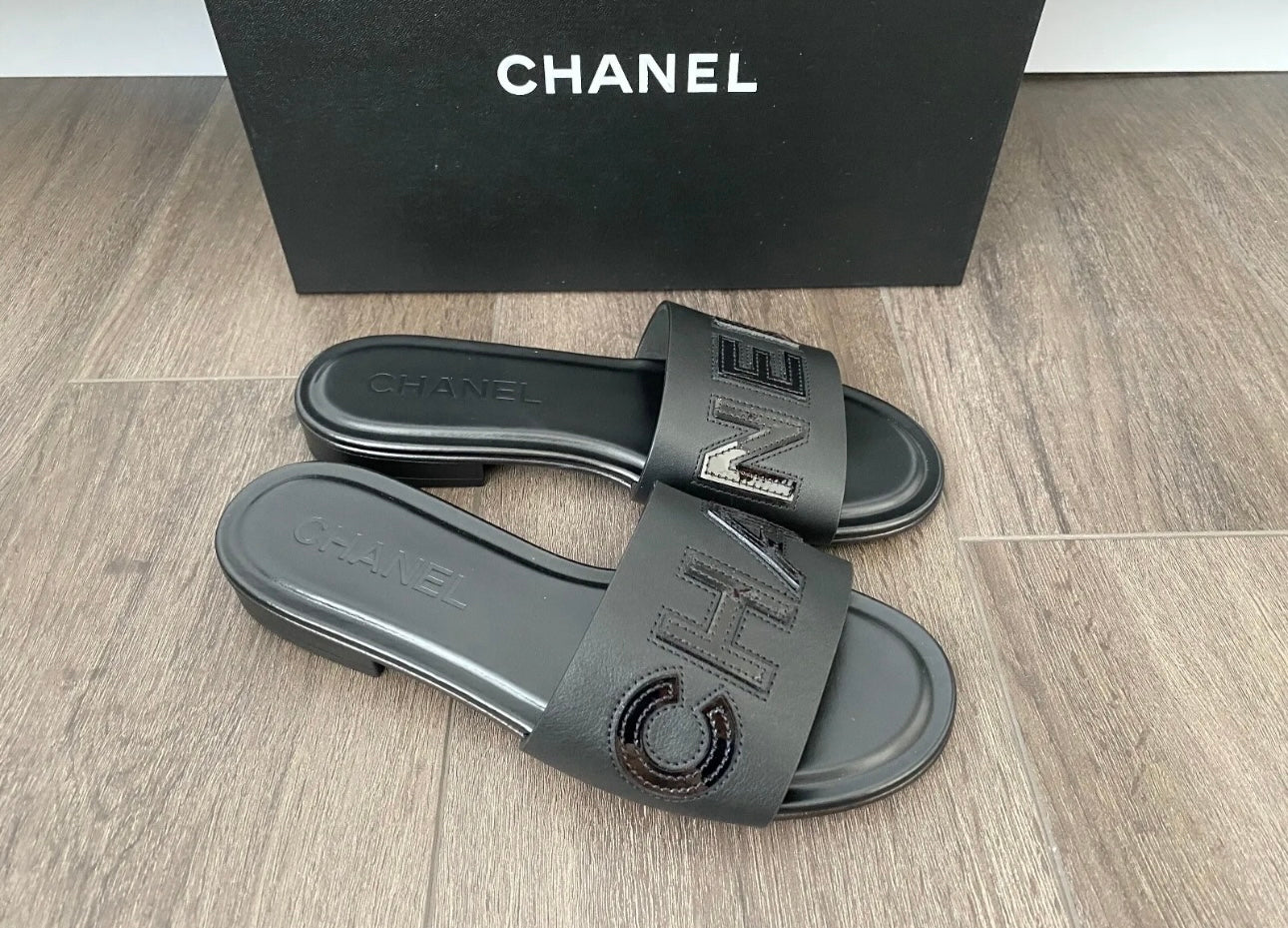 2023 CHANEL CHA NEL LOGO BLACK LEATHER FLAT SHOES SLIDES MULES