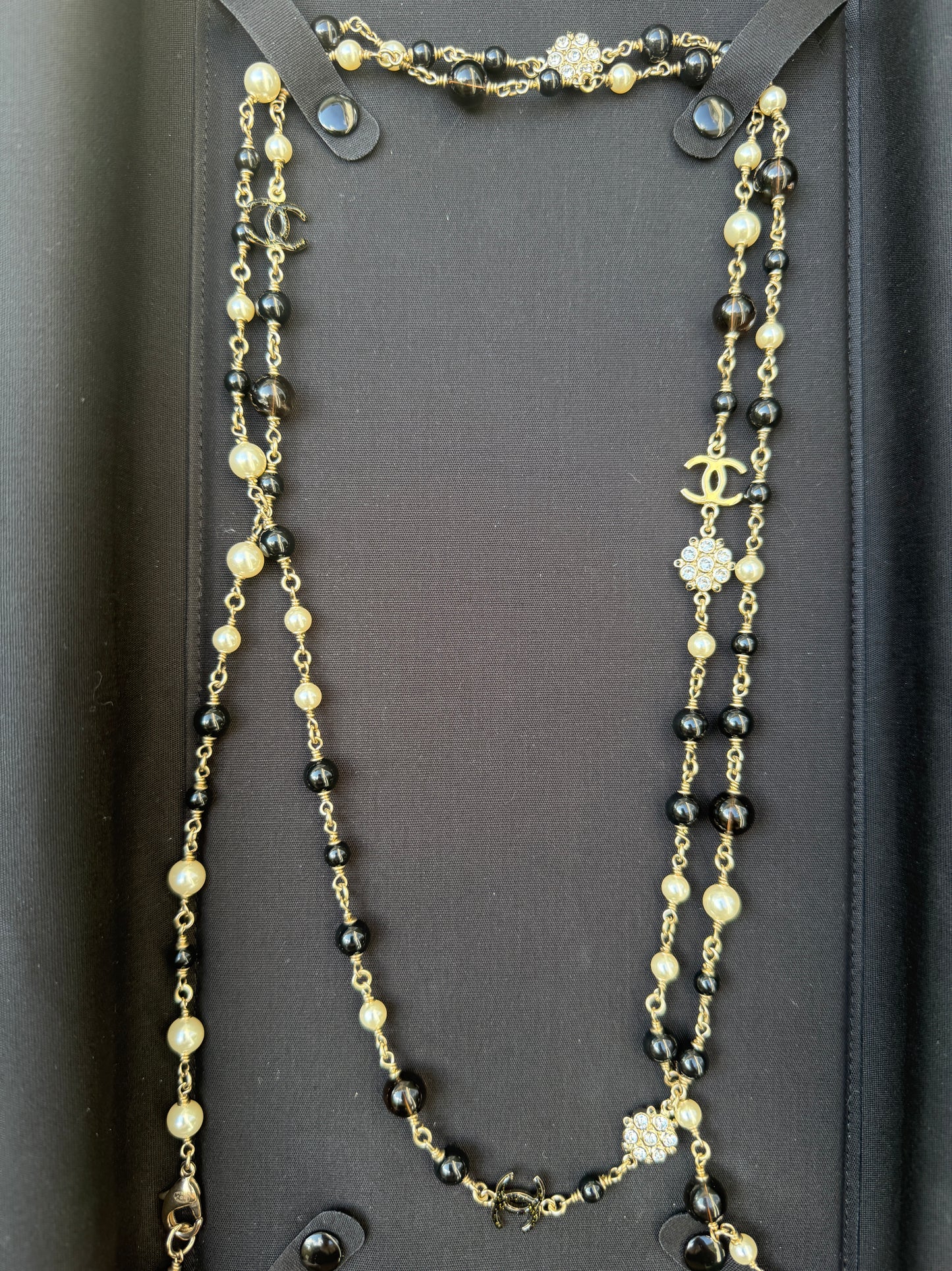 CHANEL 2019B GOLDEN TONE CC LOGO WHITE/BLACK PEARLS CRYSTAL BALLS LONG NECKLACE