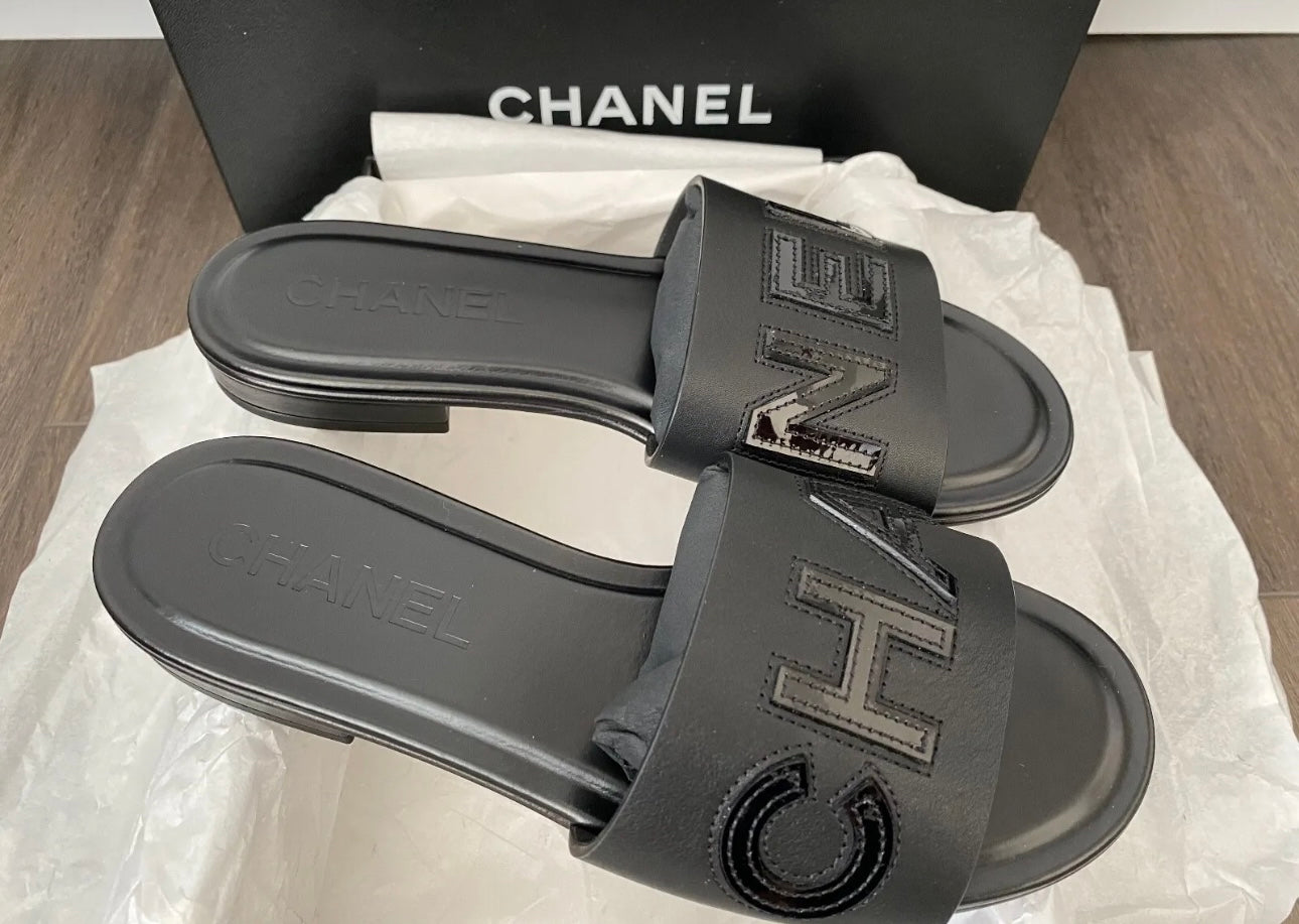 2023 CHANEL CHA NEL LOGO BLACK LEATHER FLAT SHOES SLIDES MULES