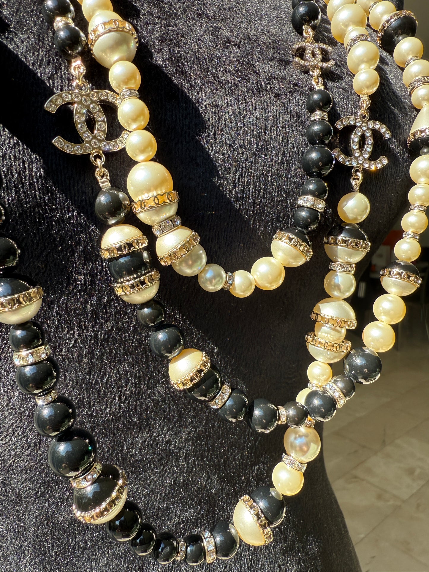 CHANEL 2021A GOLD TONE CC LOGO WHITE/BLACK PEARLS CRYSTAL BALLS TRIPLE LONG NECKLACE