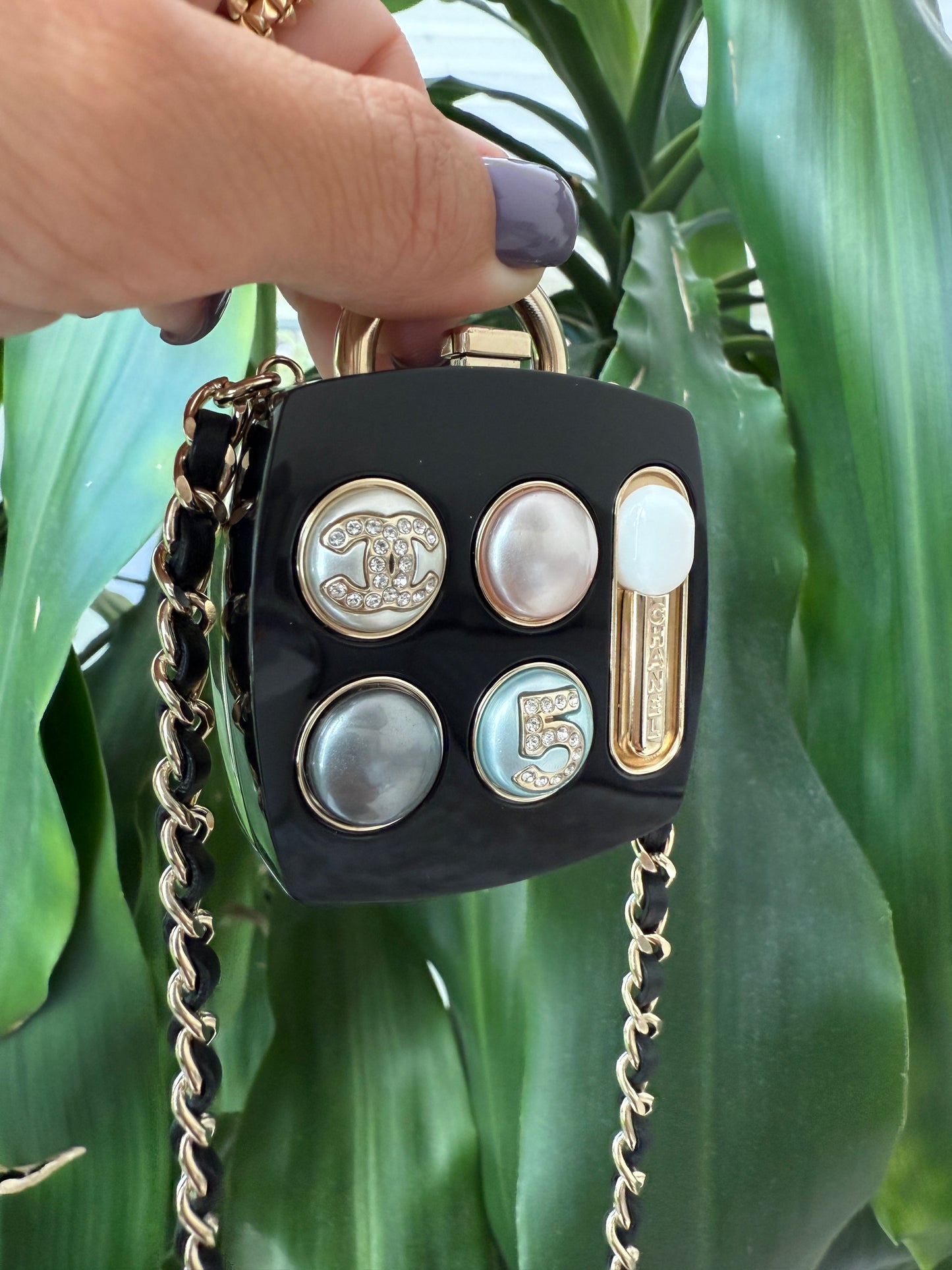 $3.5K CHANEL 2023S GOLD METAL & RESIN COMPACT POWDER COSMETIC PENDANT CHARM BLACK CHAIN NECKLACE