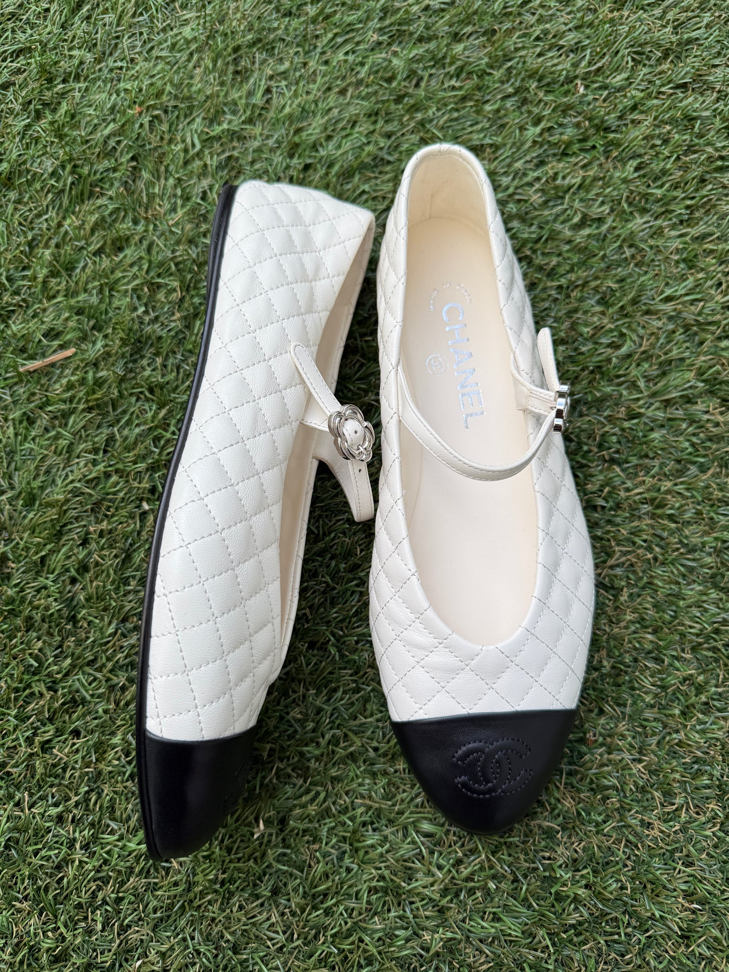 2025 CHANEL CC LOGO WHITE LEATHER MARYJANE BALLET BALLERINA FLATS SHOES SILVER BUCKLE QUILTED