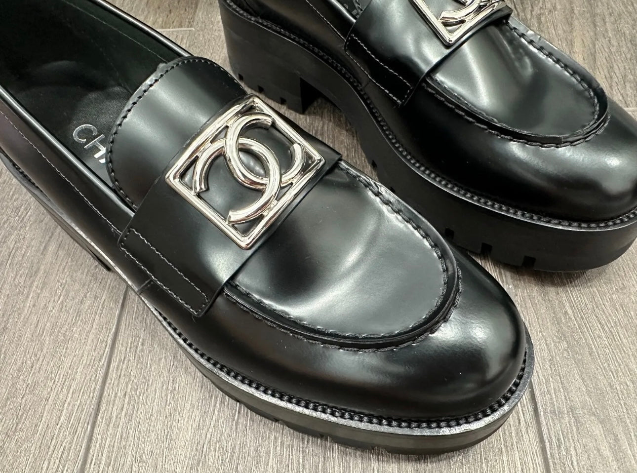 2023 CHANEL BLACK LEATHER METAL CC LOAFERS OXFORD SHOES MOCCASINS