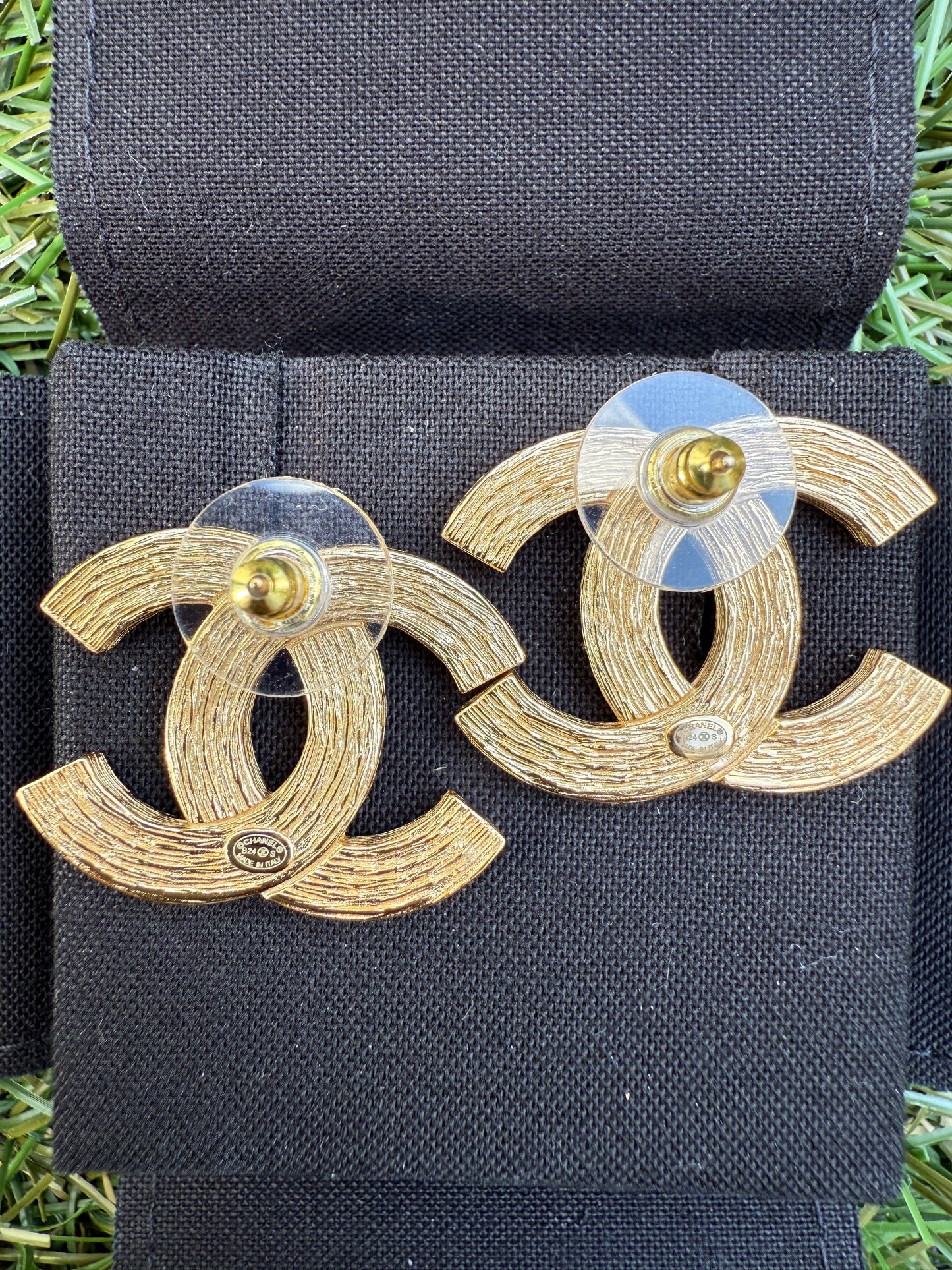 CHANEL 24S BRUSHED DORE GOLD TONE CC LOGO BAGUETTE CRYSTALS STUDS EARRINGS
