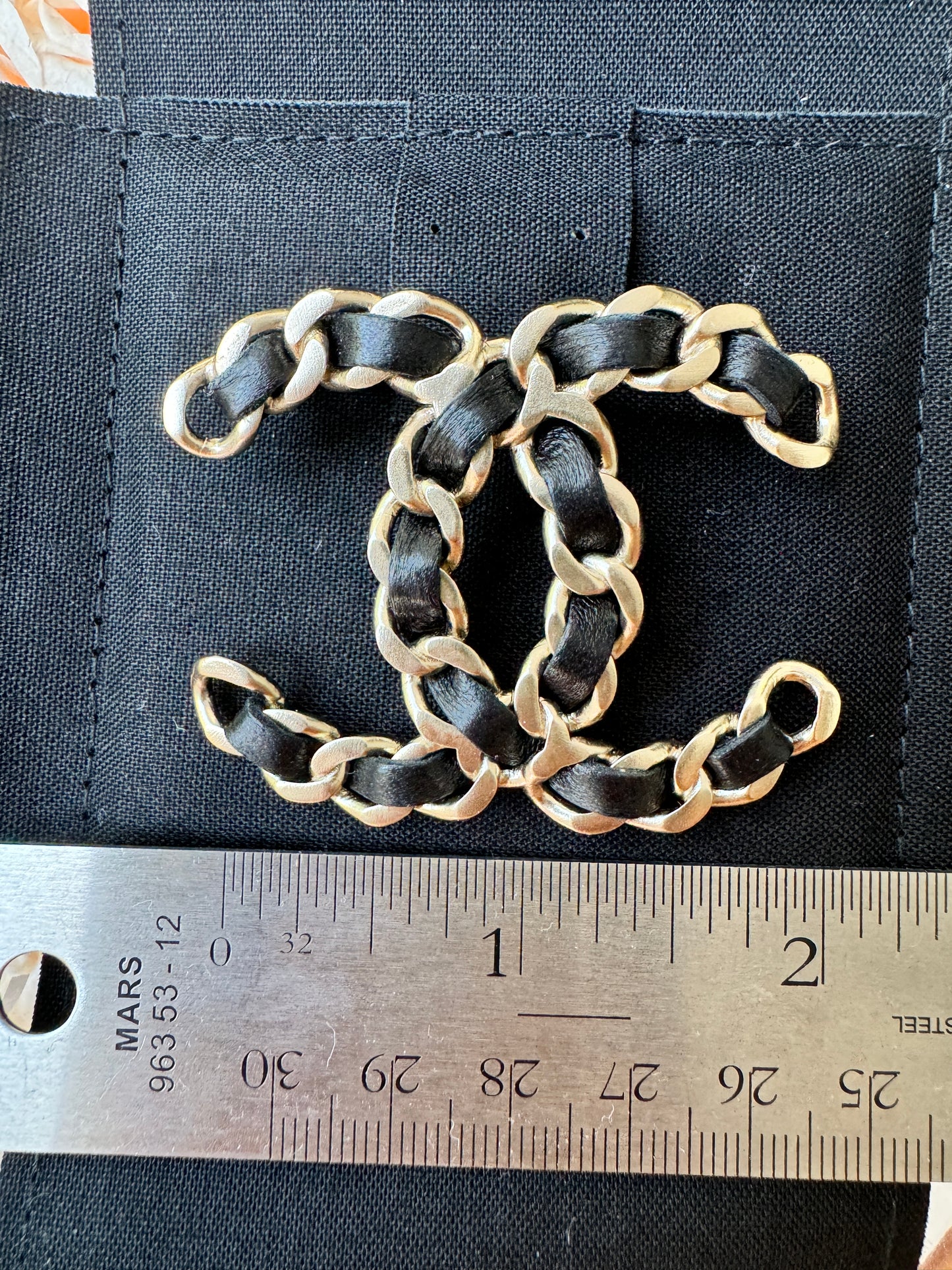 CHANEL 18V CLASSIC GOLD TONE LARGE BIG CC LOGO CHAIN BLACK LEATHER BROOCH PIN