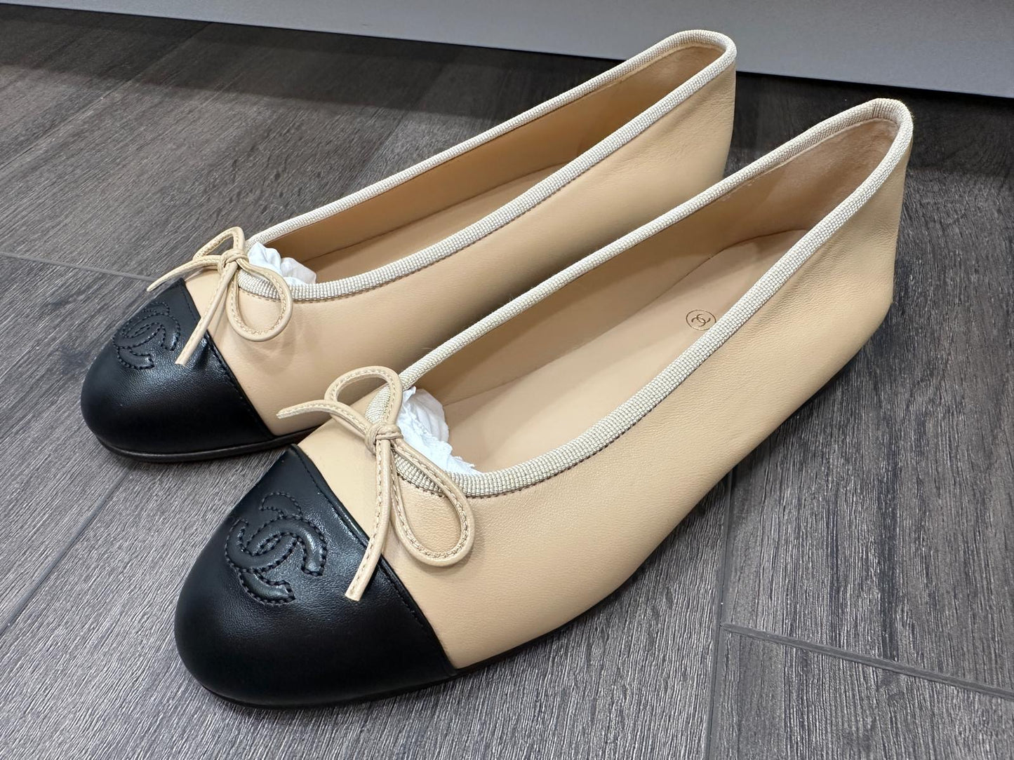 CHANEL CC LOGO BEIGE & BLACK LEATHER BALLET BALLERINA FLATS SHOES CLASSIC CAP TOE
