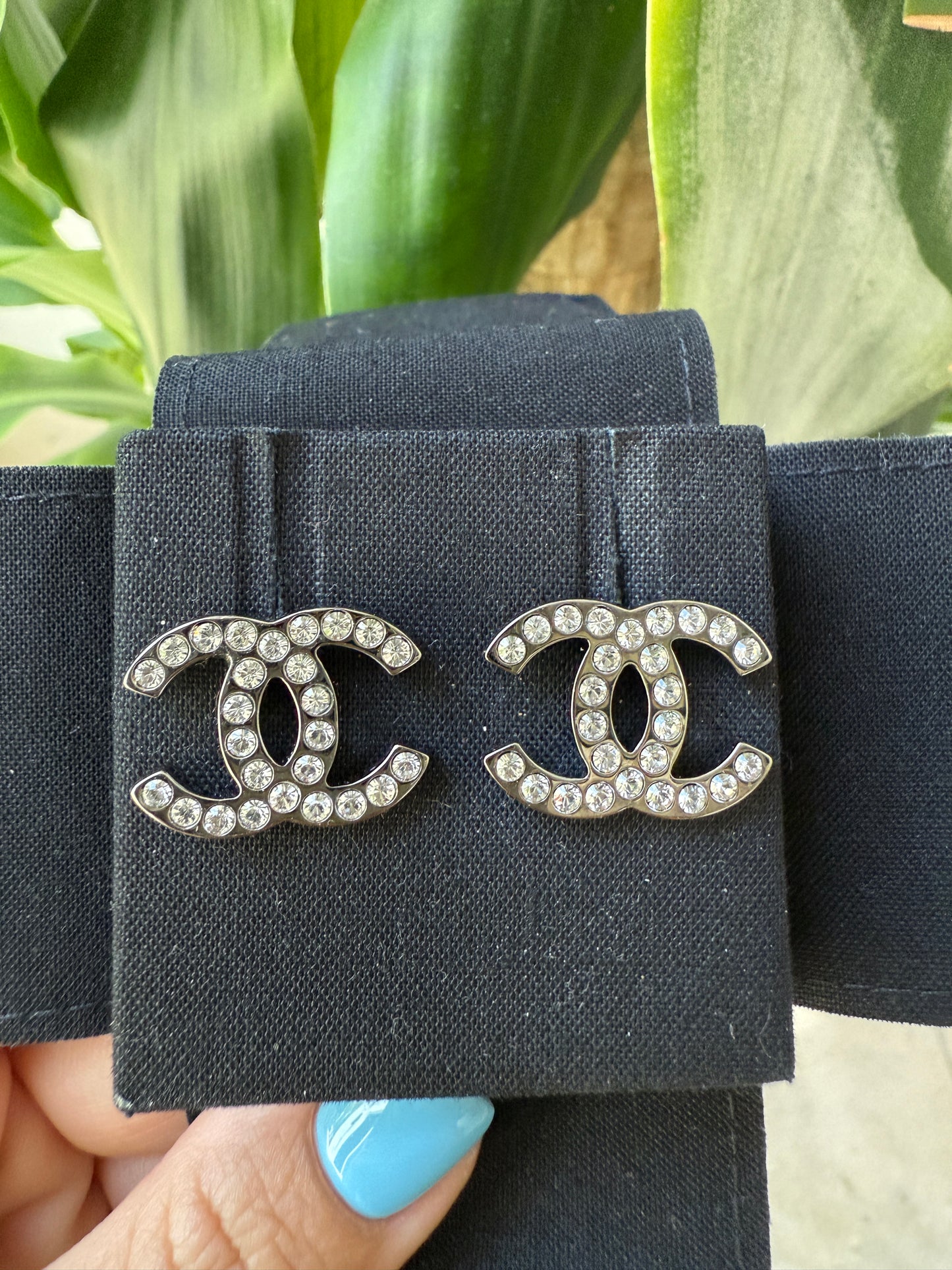 2017K CHANEL CLASSIC DARK SILVER RUTHENIUM GUNMETAL CC LOGO EARRINGS WHITE CRYSTALS STUDS