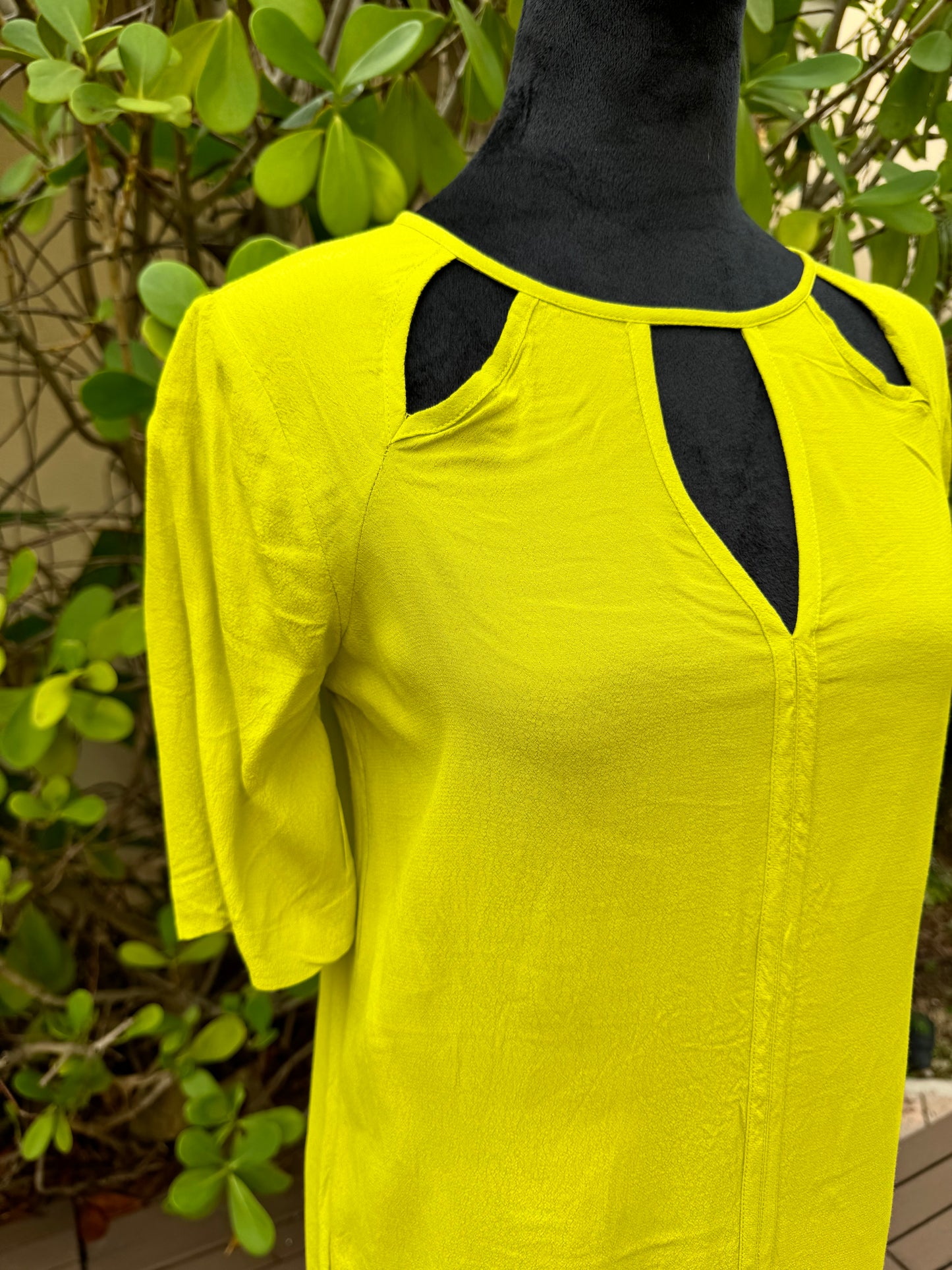 BCBGMaxazria Rosetta Lemongrass Green Half Sleeve Cut Out Shift Dress Pre-Owned