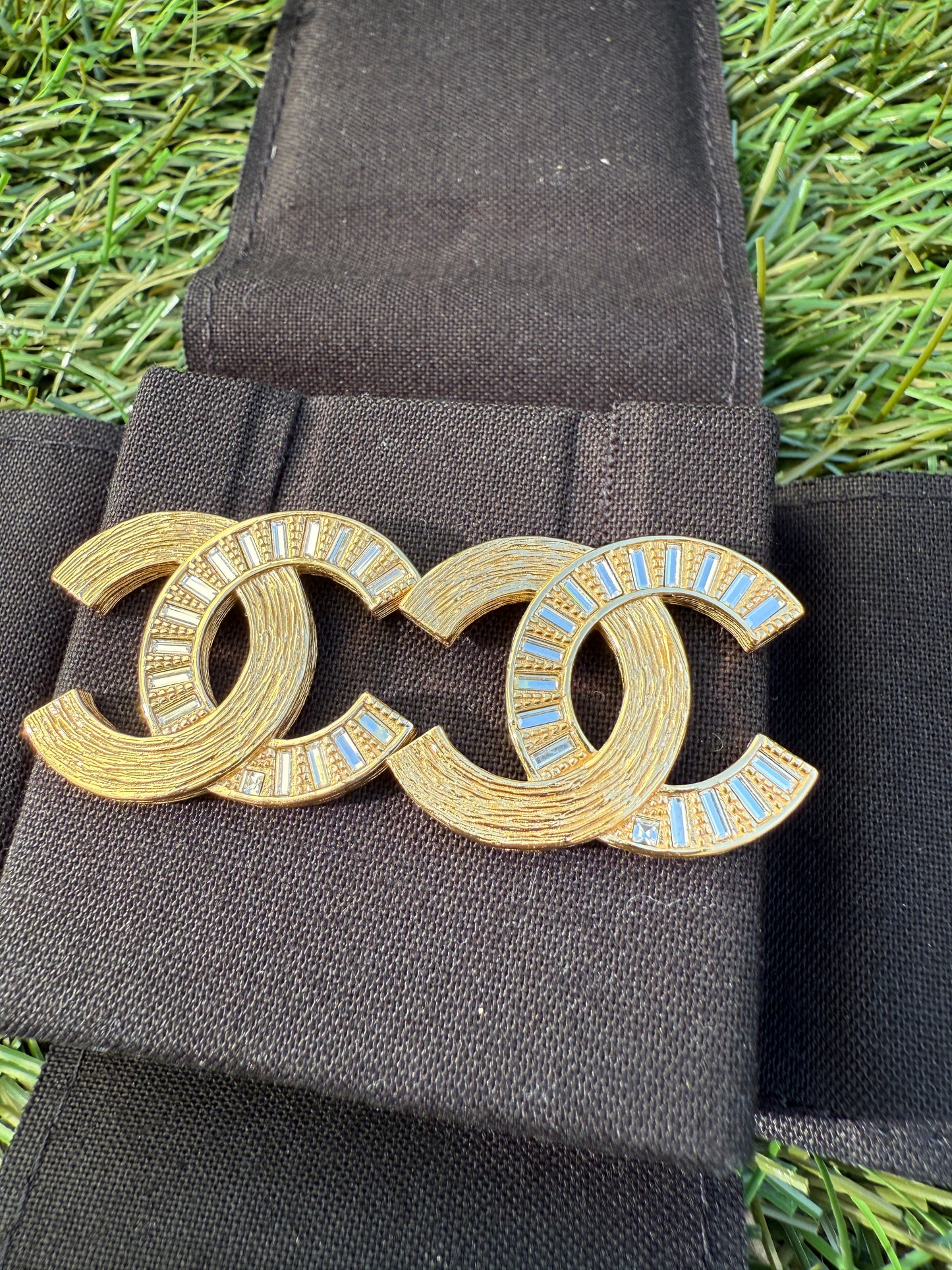 CHANEL 24S BRUSHED DORE GOLD TONE CC LOGO BAGUETTE CRYSTALS STUDS EARRINGS