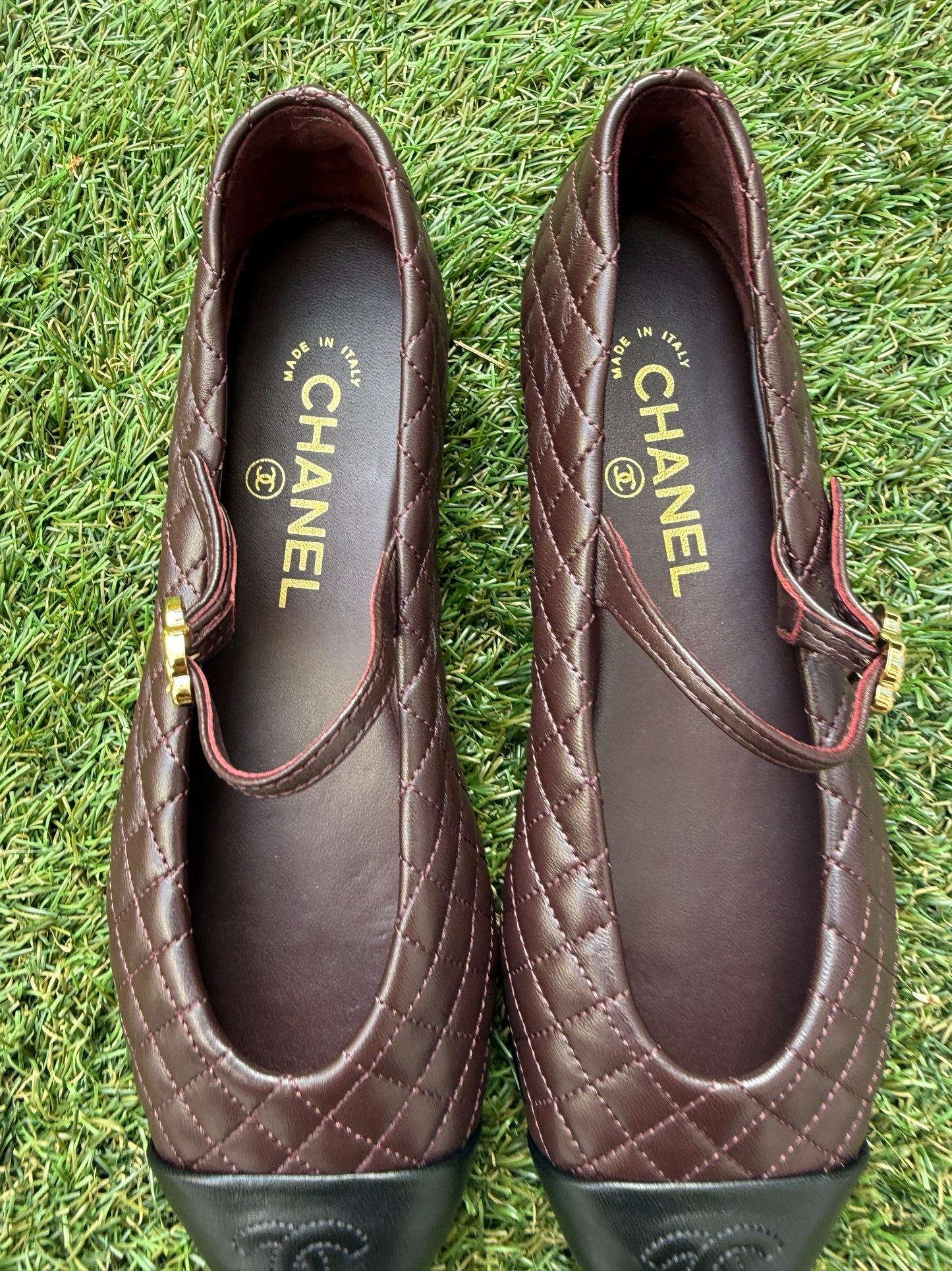 2025 CHANEL CC LOGO BURGUNDY BROWN LEATHER MARYJANE BALLET BALLERINA FLATS SHOES GOLD BUCKLE QUILTED CAP TOE