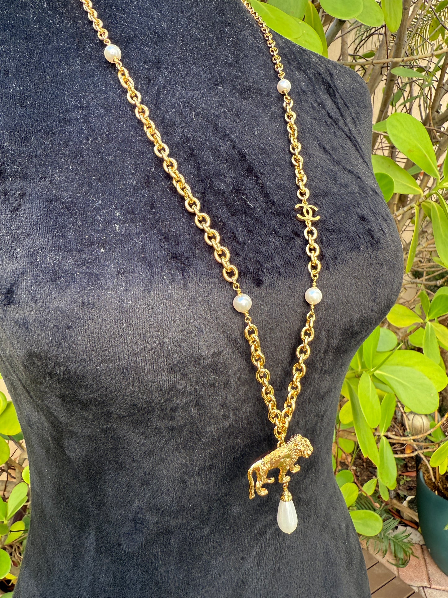 CHANEL 22A GOLD TONE LARGE CC LOGO PENDANT LION PEARL DROP CHARM CHAIN NECKLACE RUNWAY