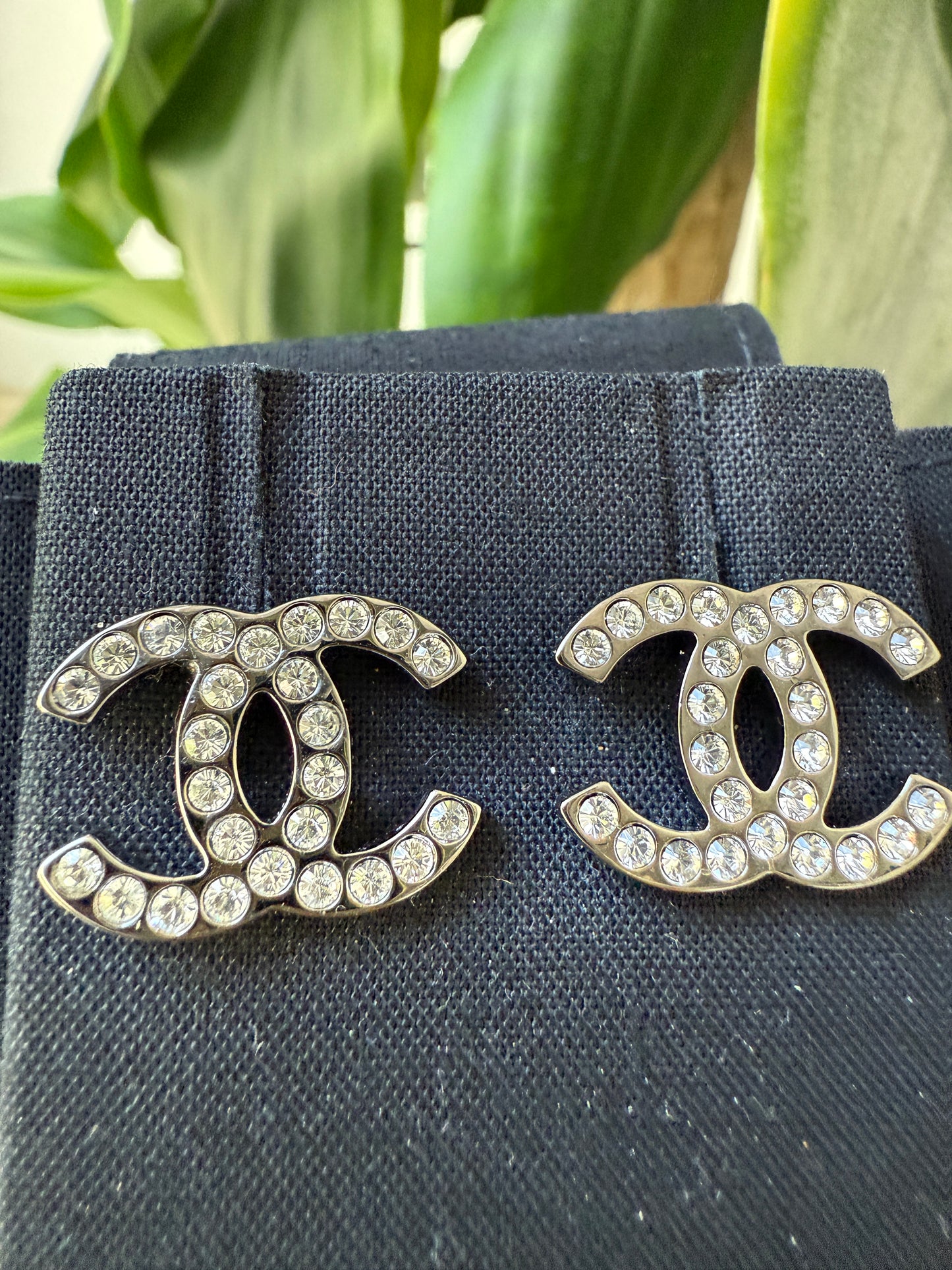 2017K CHANEL CLASSIC DARK SILVER RUTHENIUM GUNMETAL CC LOGO EARRINGS WHITE CRYSTALS STUDS