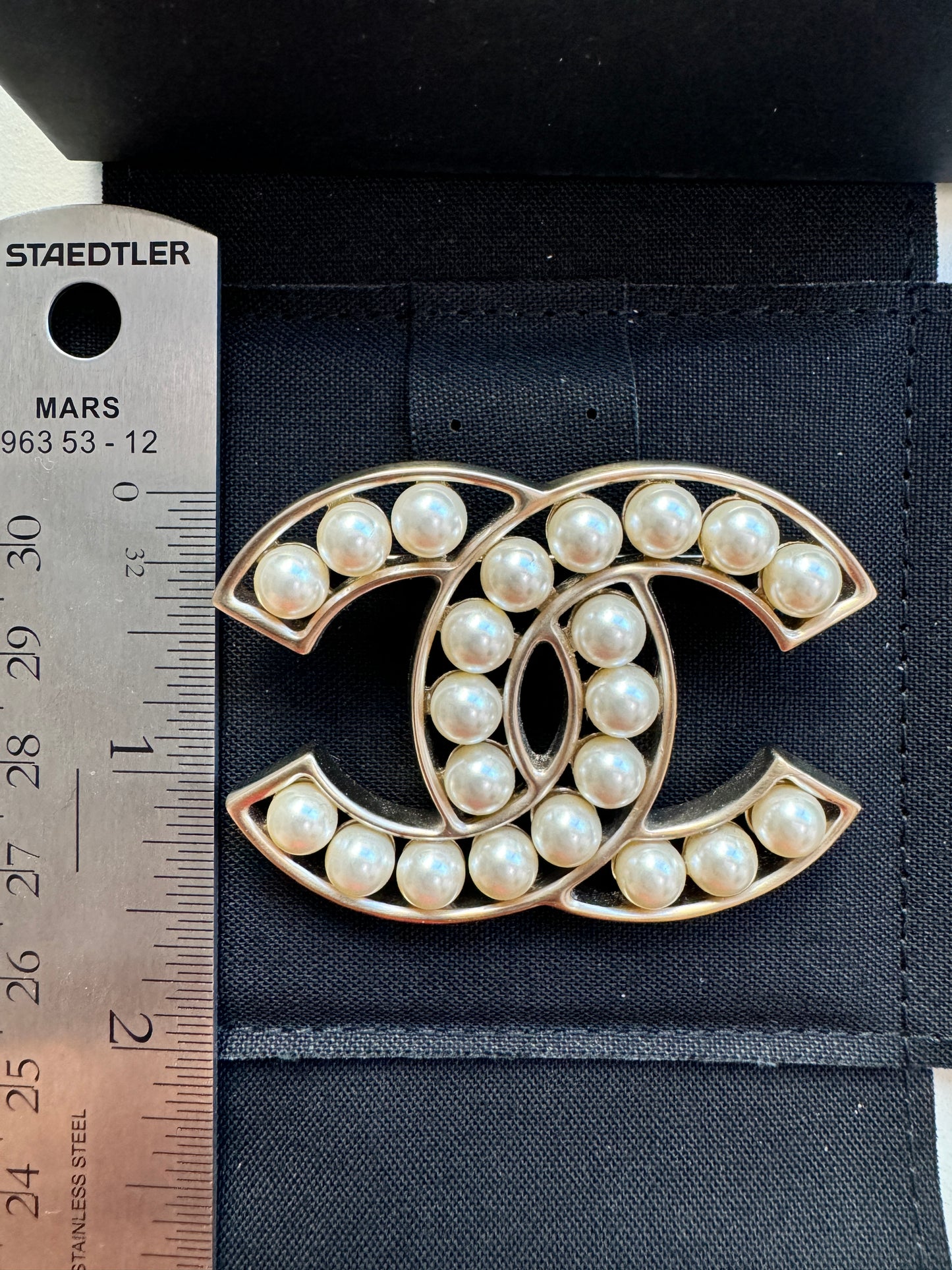 CHANEL 17V CLASSIC GOLD TONE LARGE BIG CC LOGO PEARL PEARLS BROOCH PIN