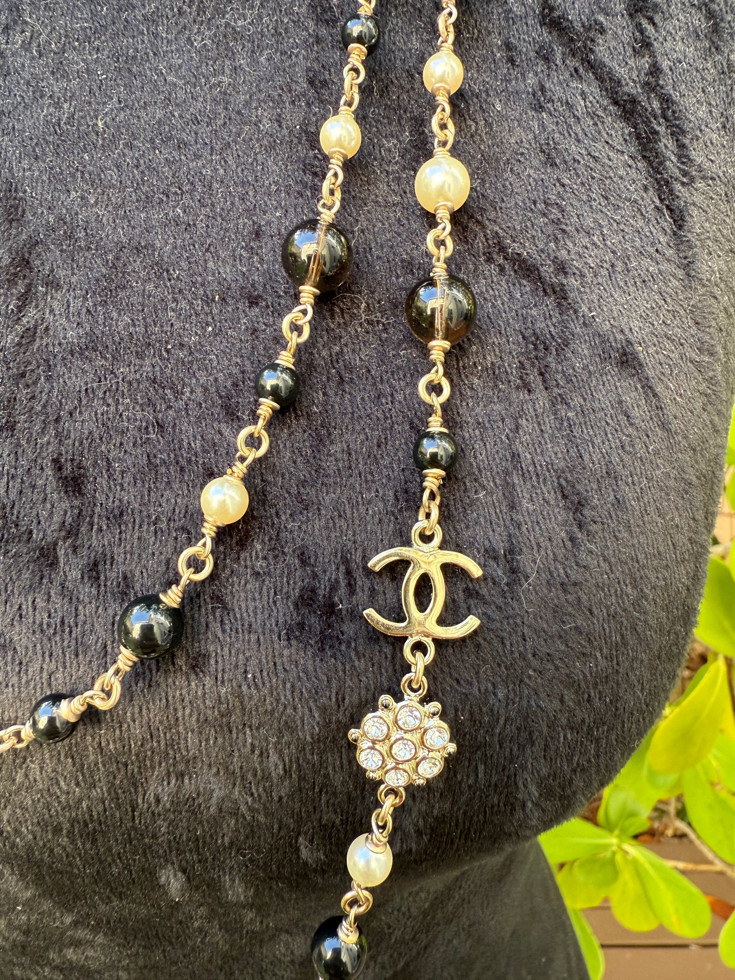 CHANEL 2019B GOLDEN TONE CC LOGO WHITE/BLACK PEARLS CRYSTAL BALLS LONG NECKLACE